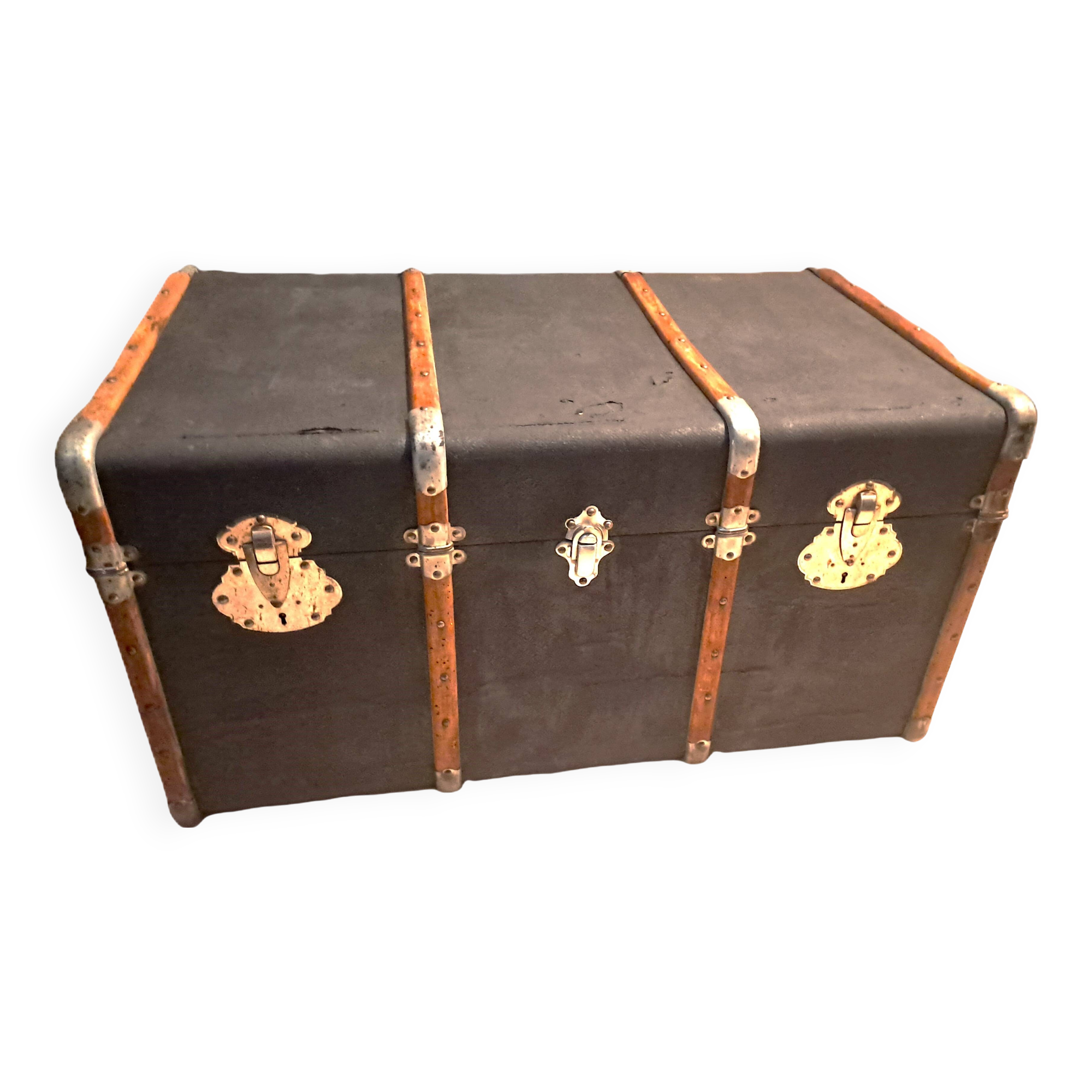 Antique vintage wooden travel trunk dating from the 1880s/1920s