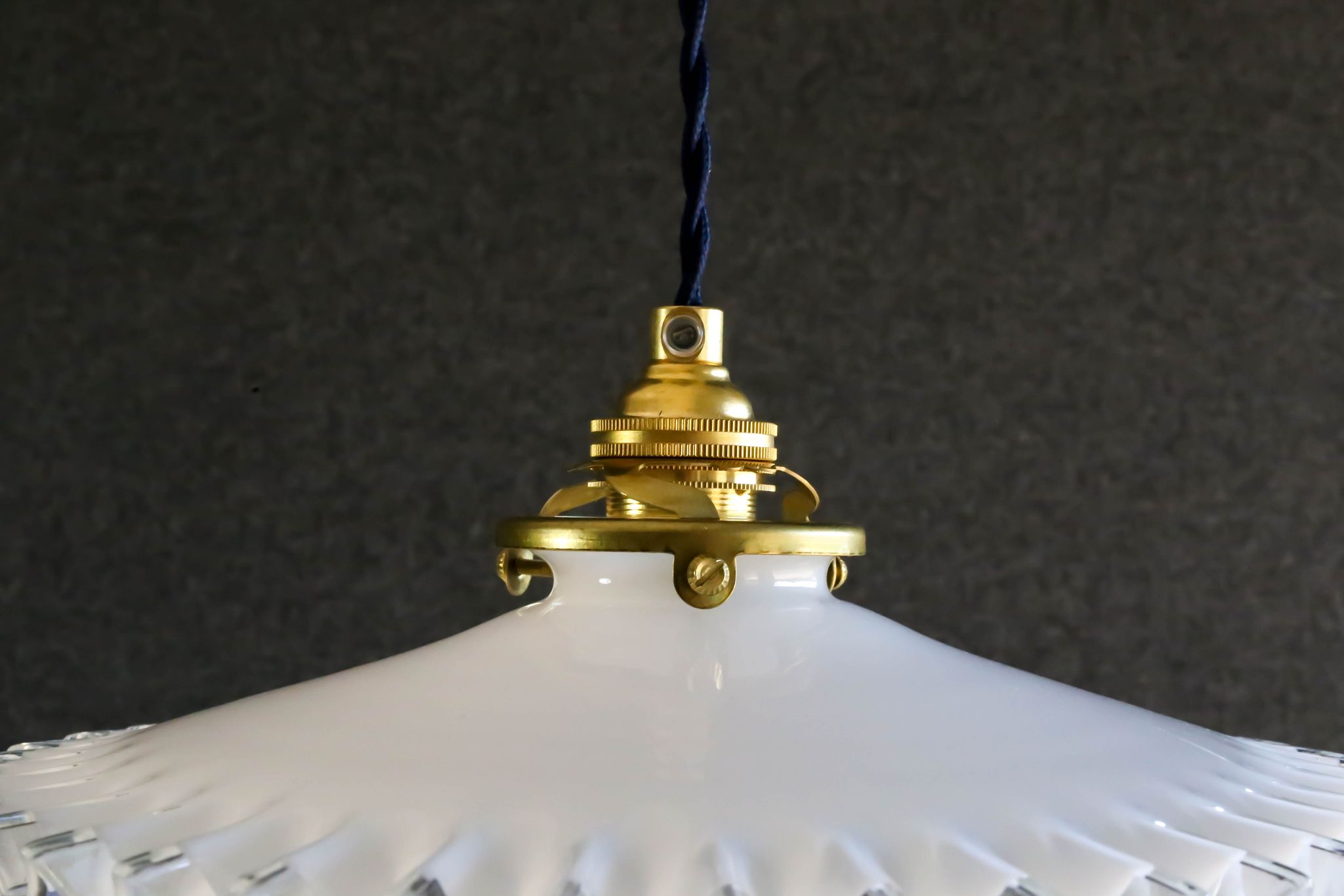 Suspension in white opaline crenellated edges with new cable and new brass socket
