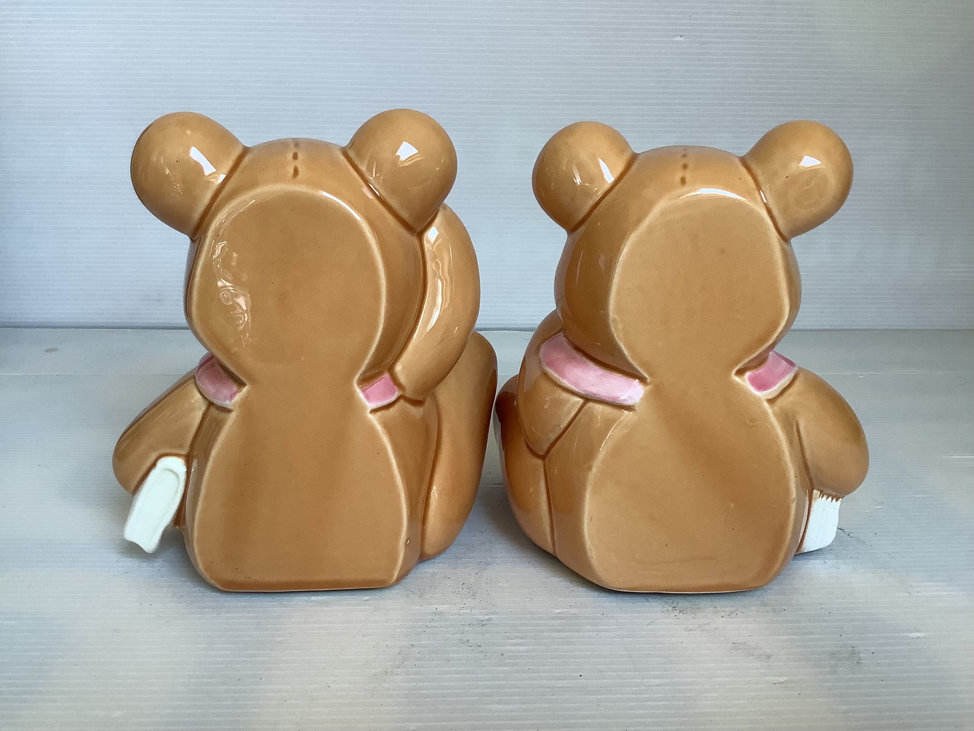Pair of brown bear bookends