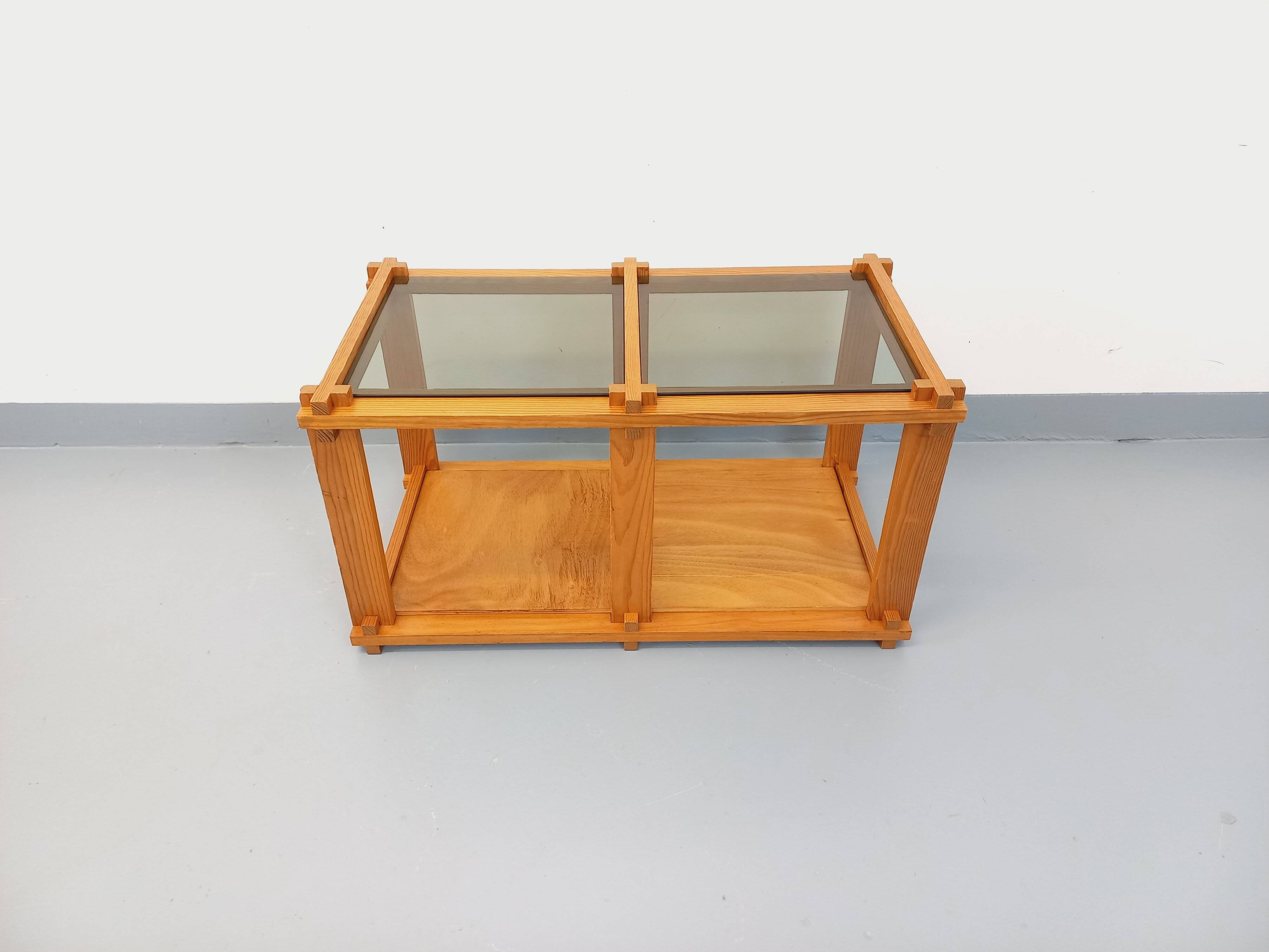 Vintage rectangular coffee table in pine and smoked glass from the 70s and 80s.