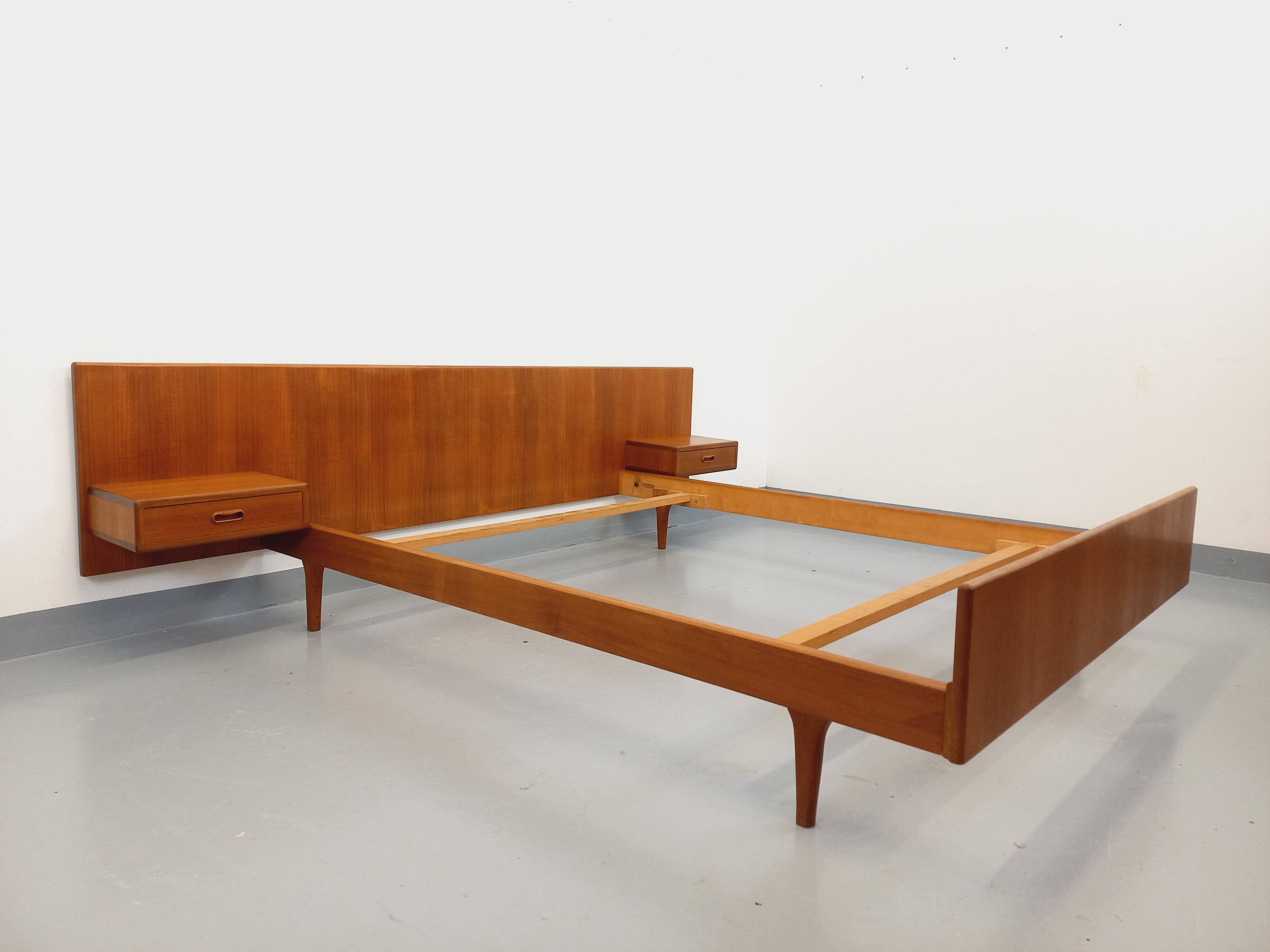Lit double vintage scandinave en teck des années 60 avec chevets intégrés