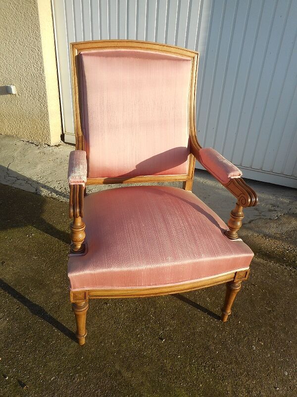 Blond walnut armchair of the nineteenth century