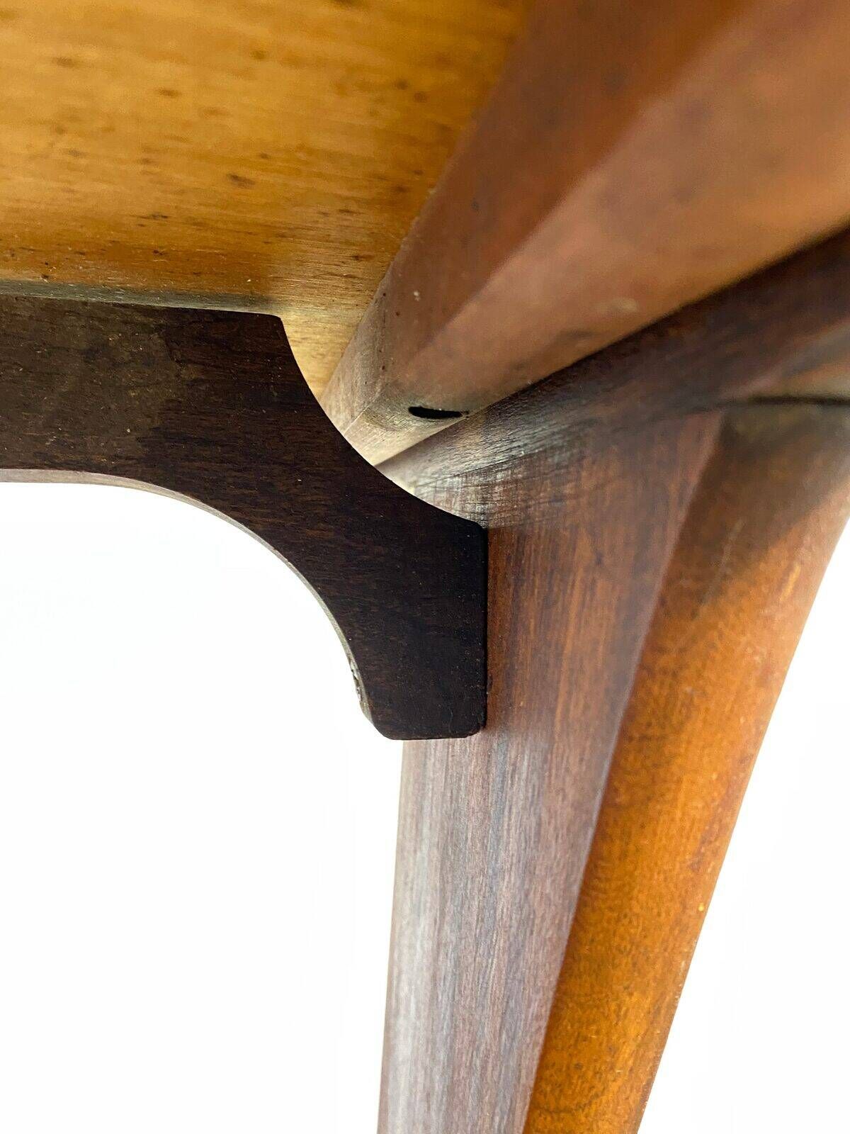 Table d'appoint sculpturale sur roulettes, bois massif, années 1950