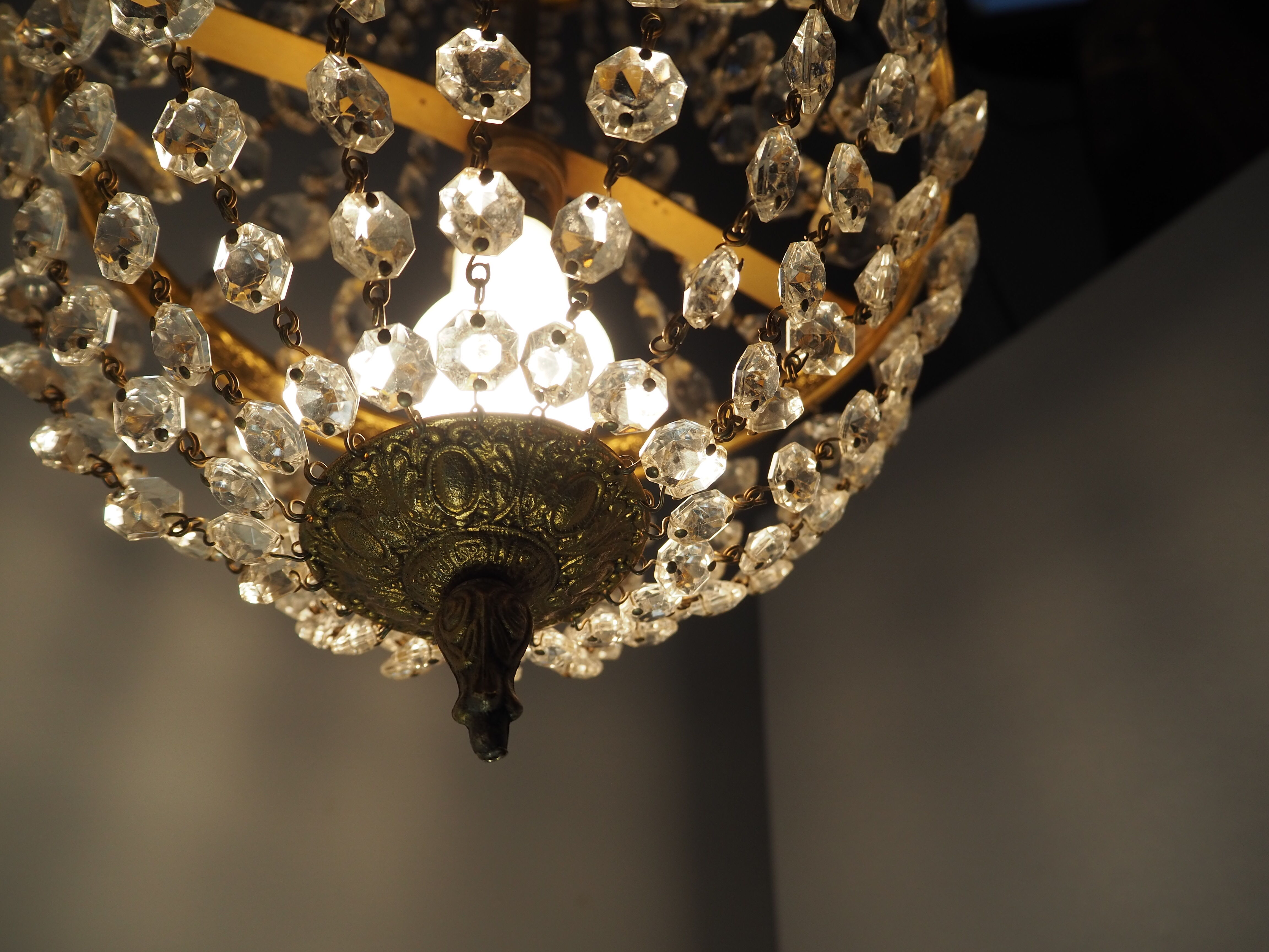 Balloon chandelier with glasses and bronze pampilles