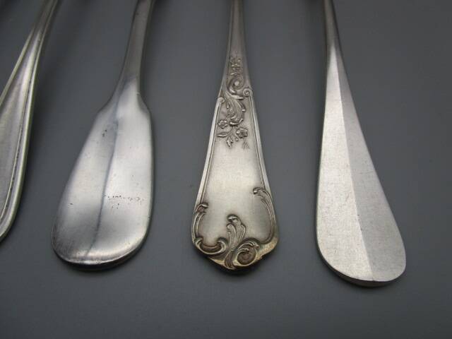 Set of 6 mismatched old silver metal forks for a chic table