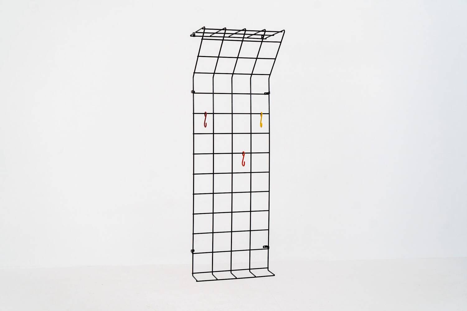 Porte-manteau mural en fil métallique par Karl Fichtel pour Drahtwerke Erlau (Allemagne, années 1950).