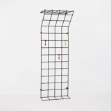 Porte-manteau mural en fil métallique par Karl Fichtel pour Drahtwerke Erlau (Allemagne, années 1950).