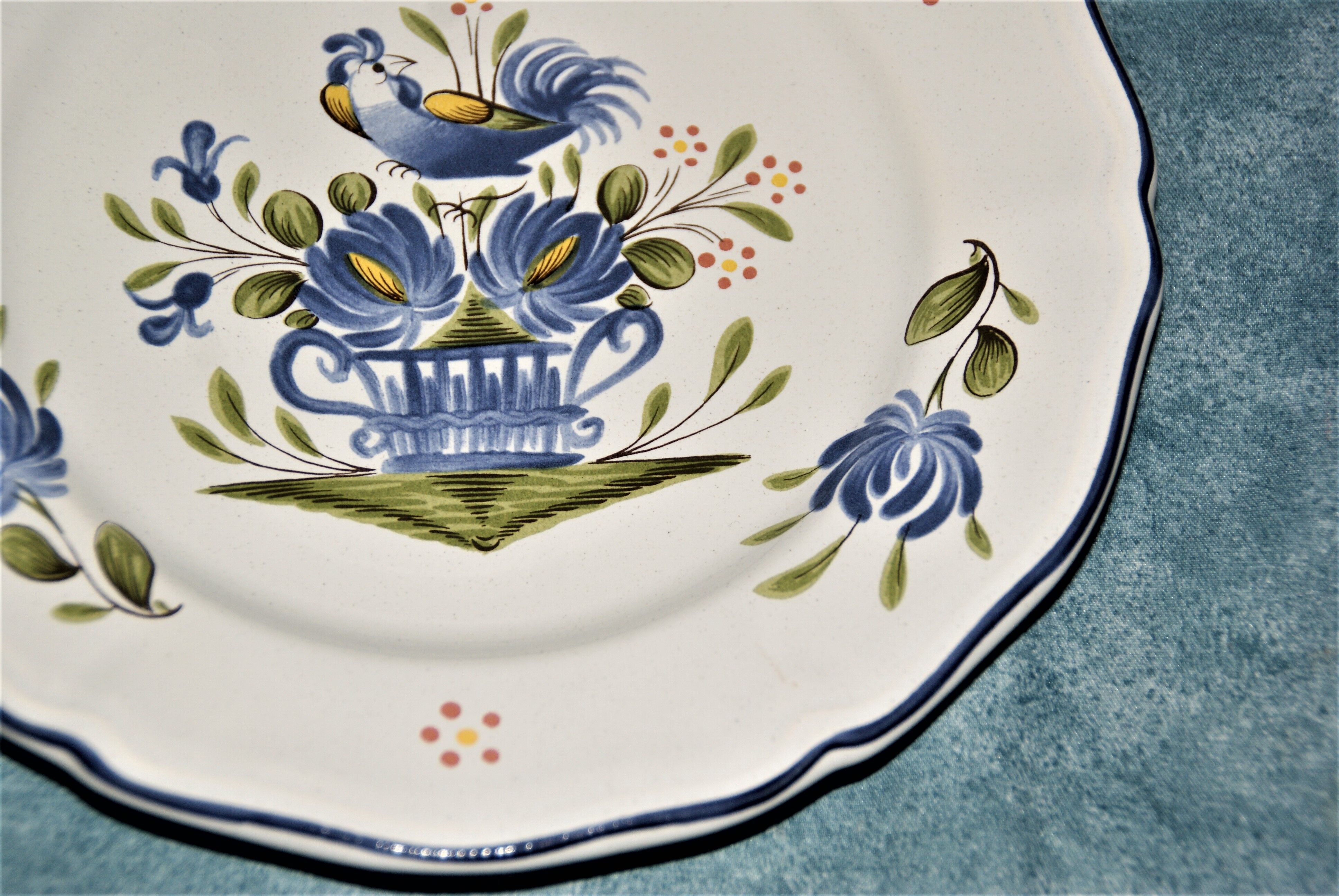 Plate decorated with a rooster earthenware from Lunéville