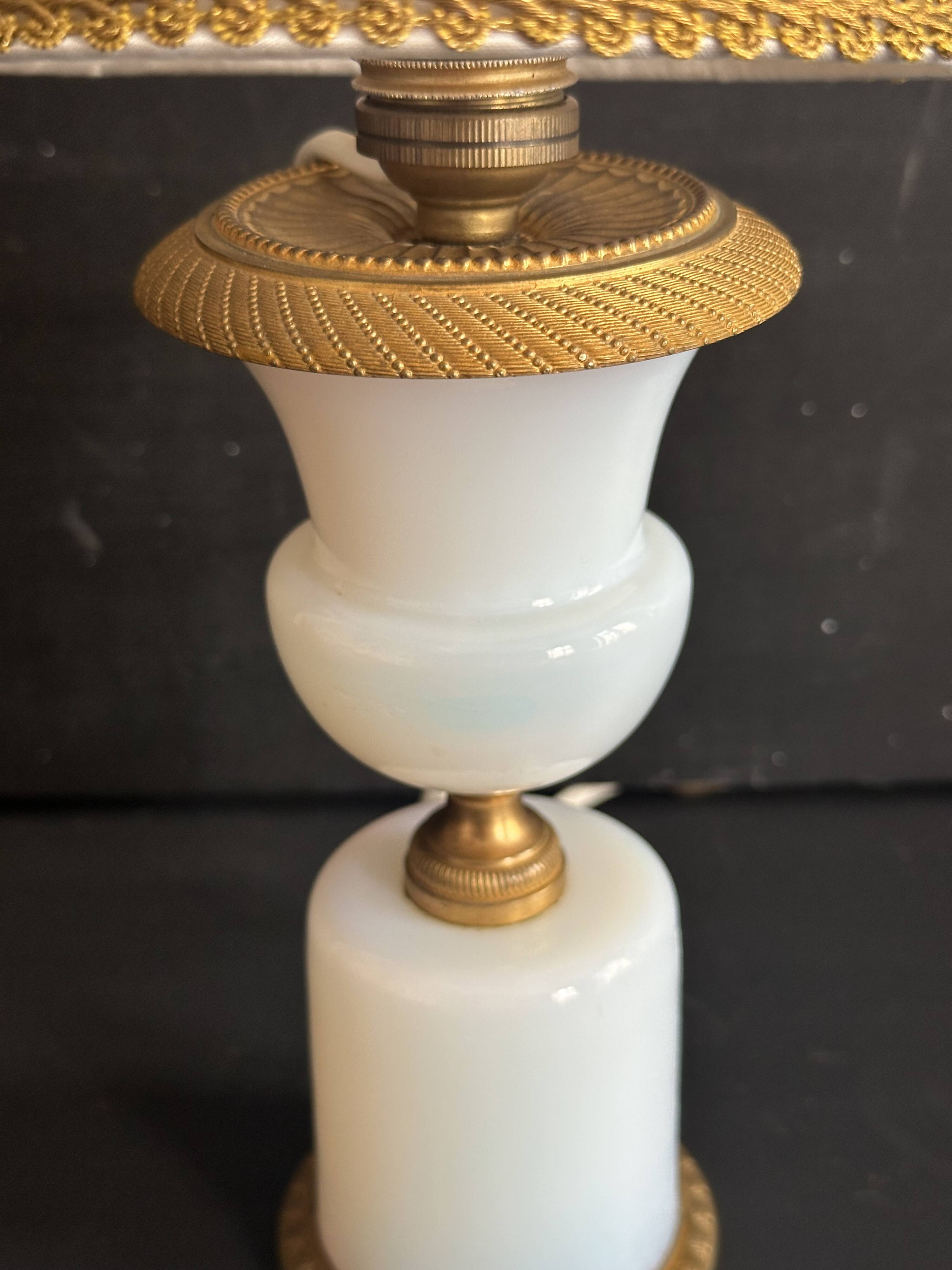 Lampe XIXe en opaline blanche et métal doré