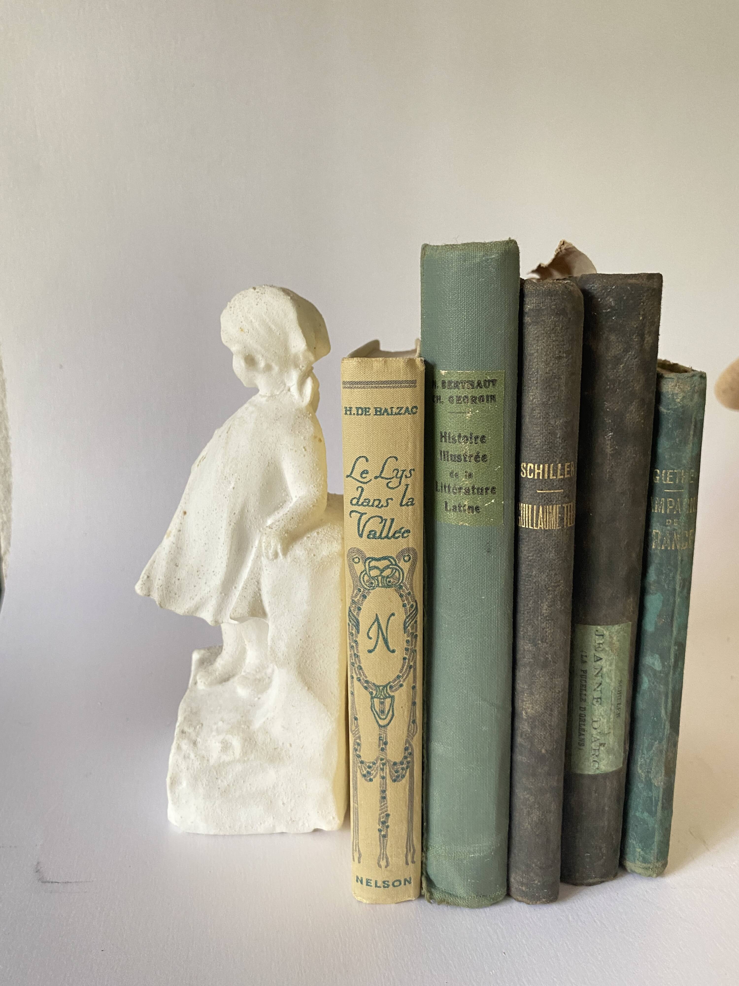 Serre-livres en plâtre, fillette au panier