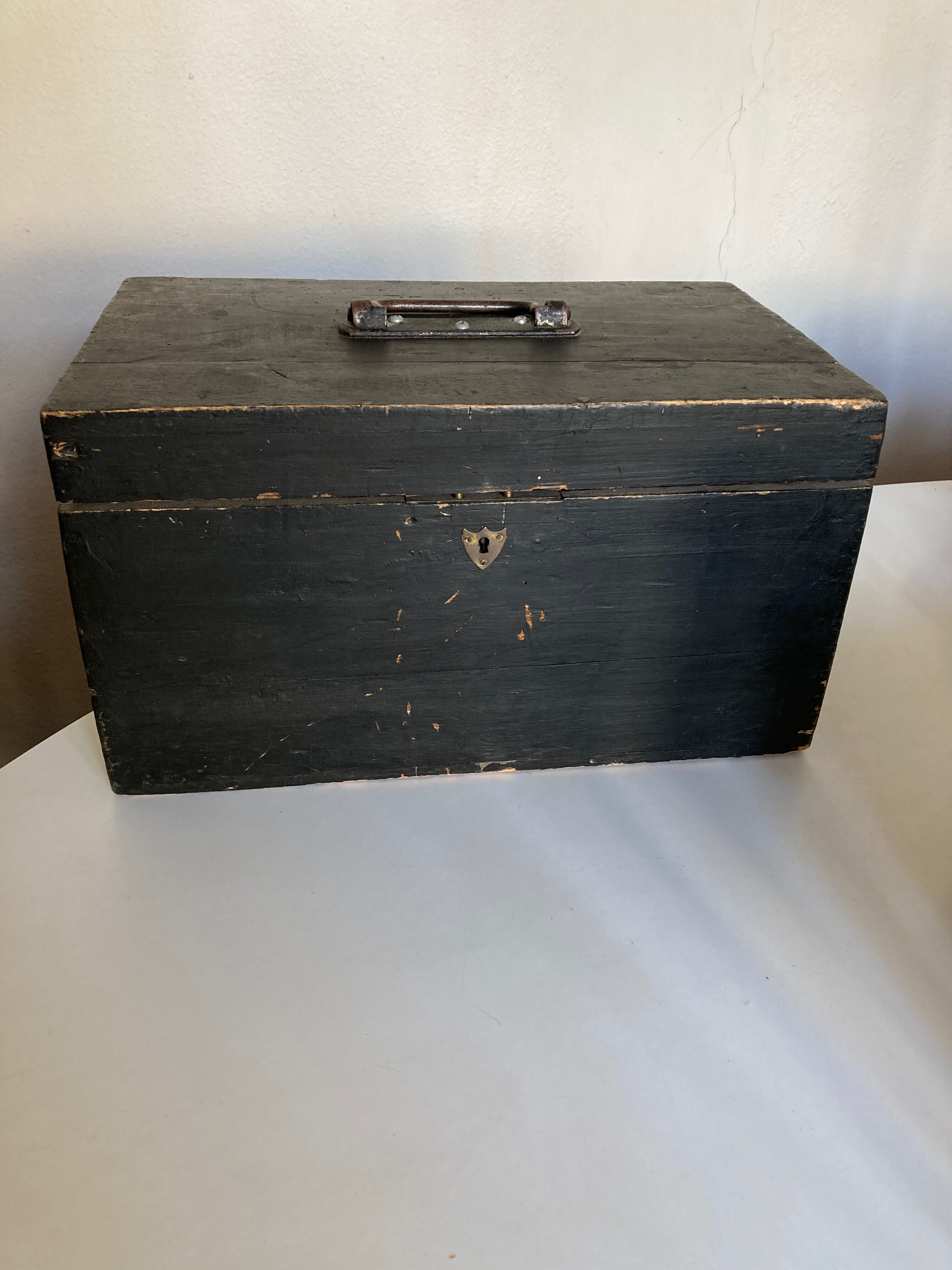 Coffre 19e en bois noirci