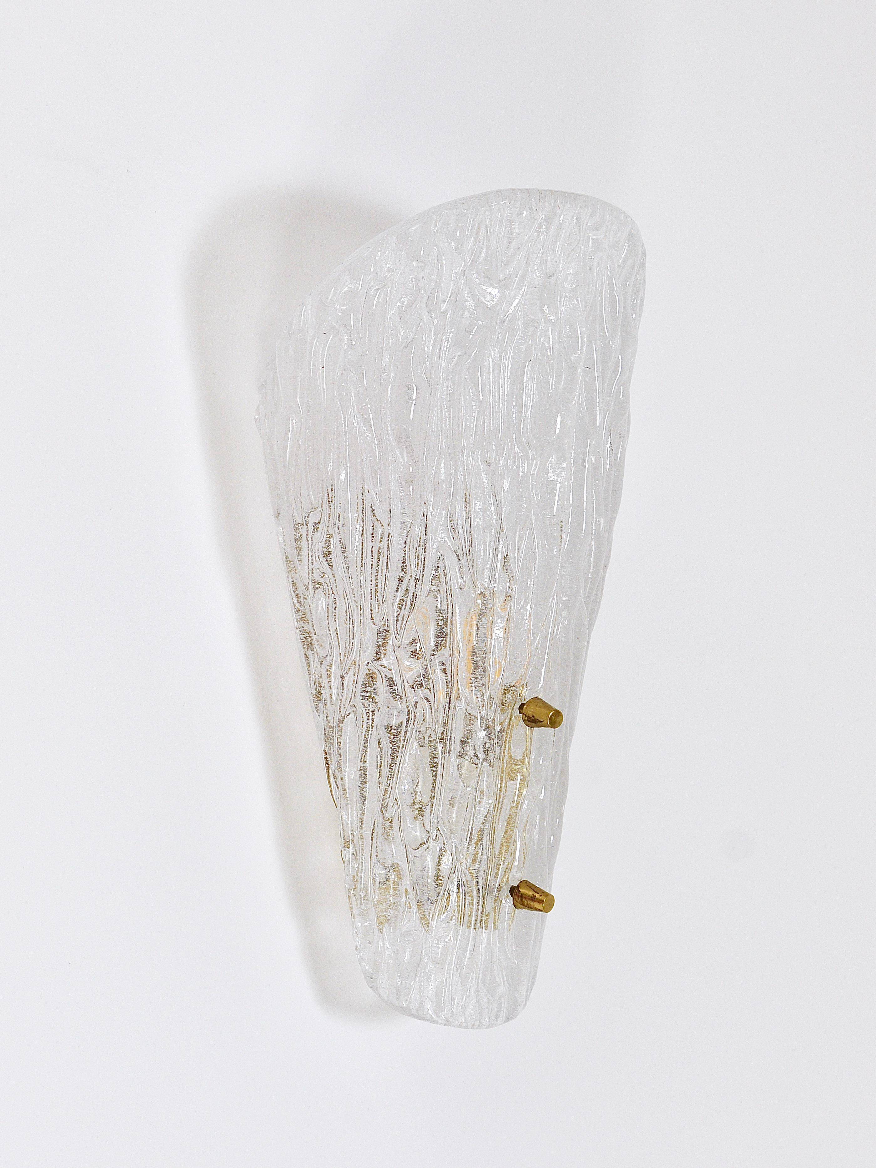 A mid-century Kalmar wall lamp in brass and textured glass, Austria, 1950s.