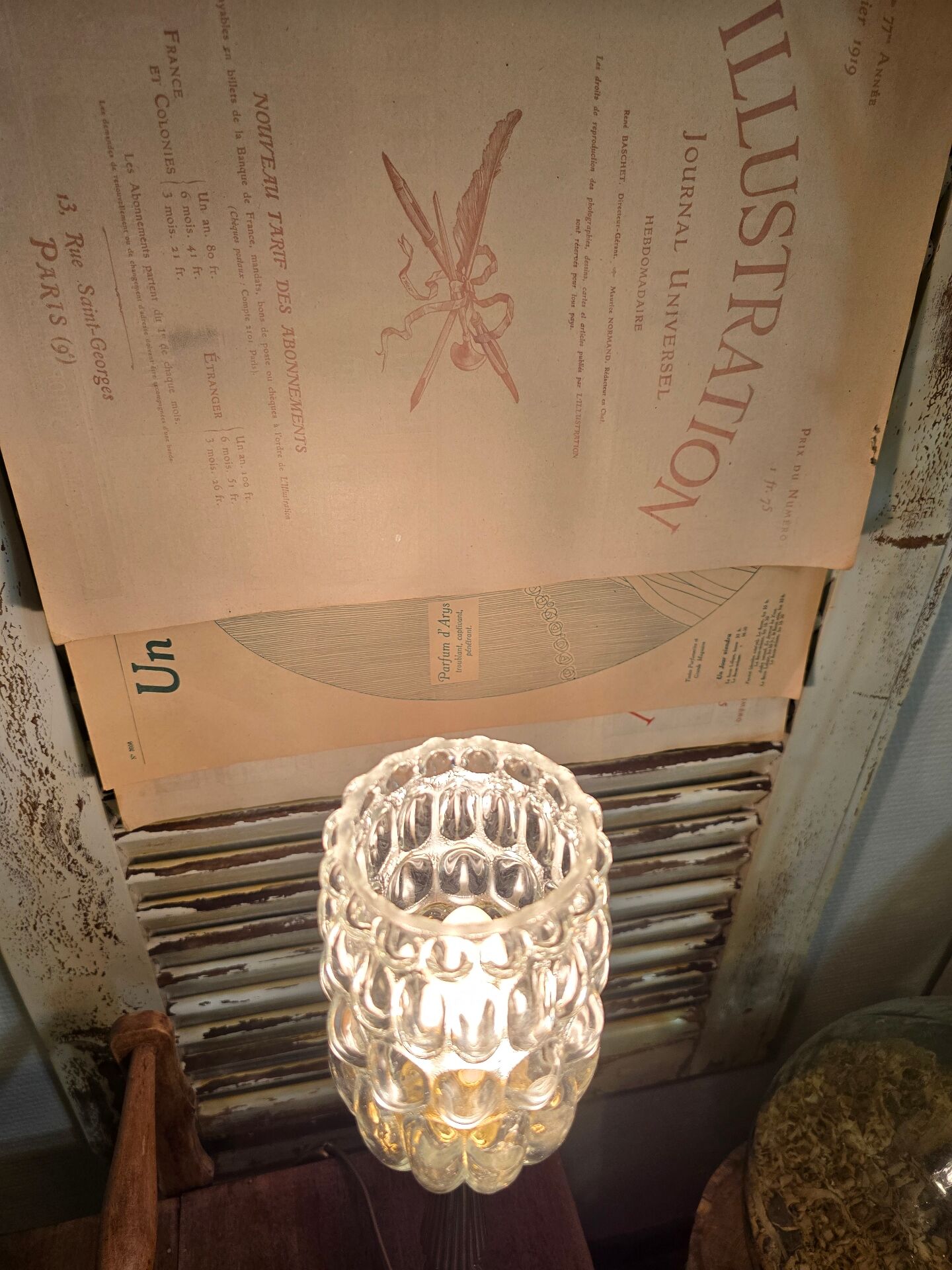 Lampe à poser pied doré et son globe en verre bullé allongé
