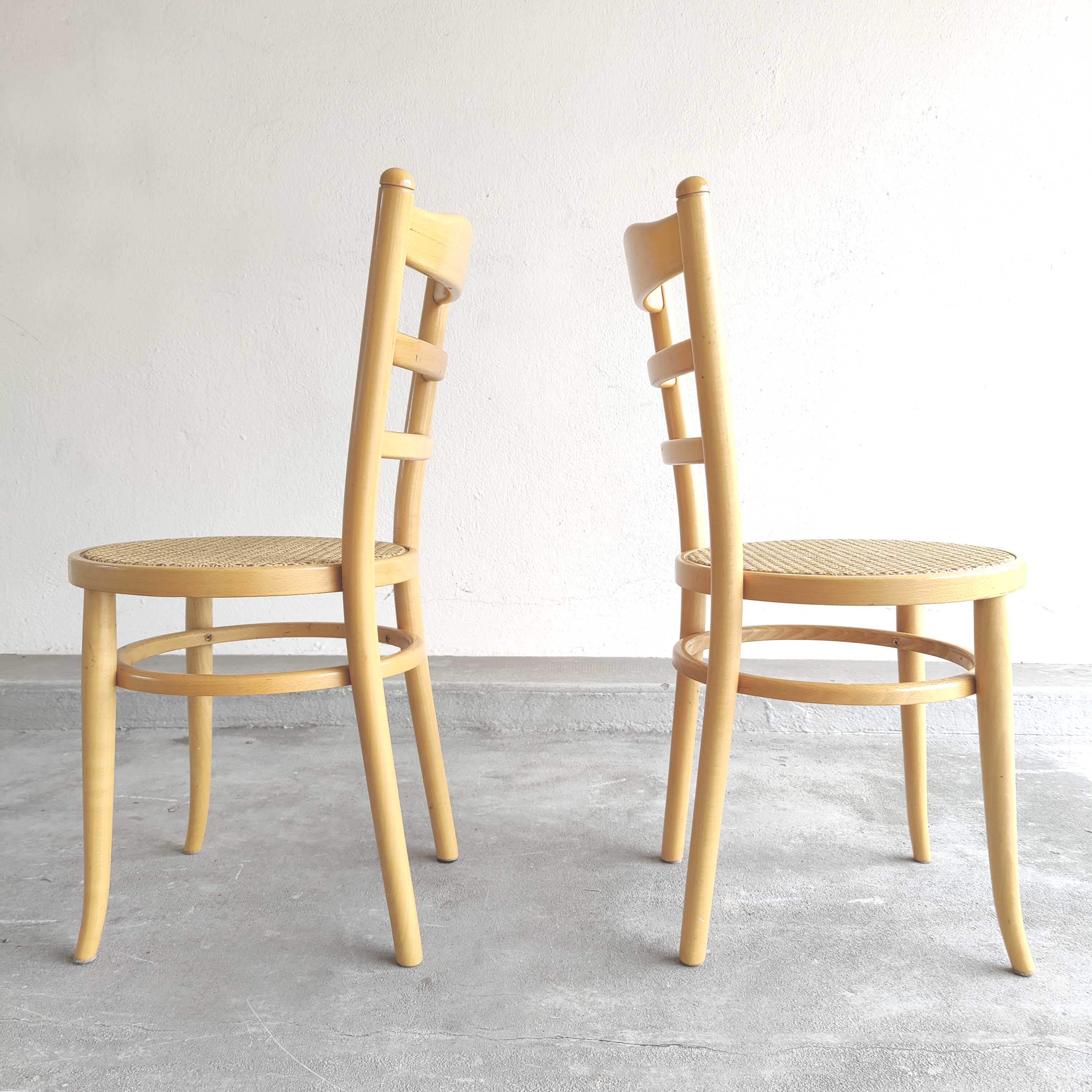 Paire chaises Baumann bois clair et cannage