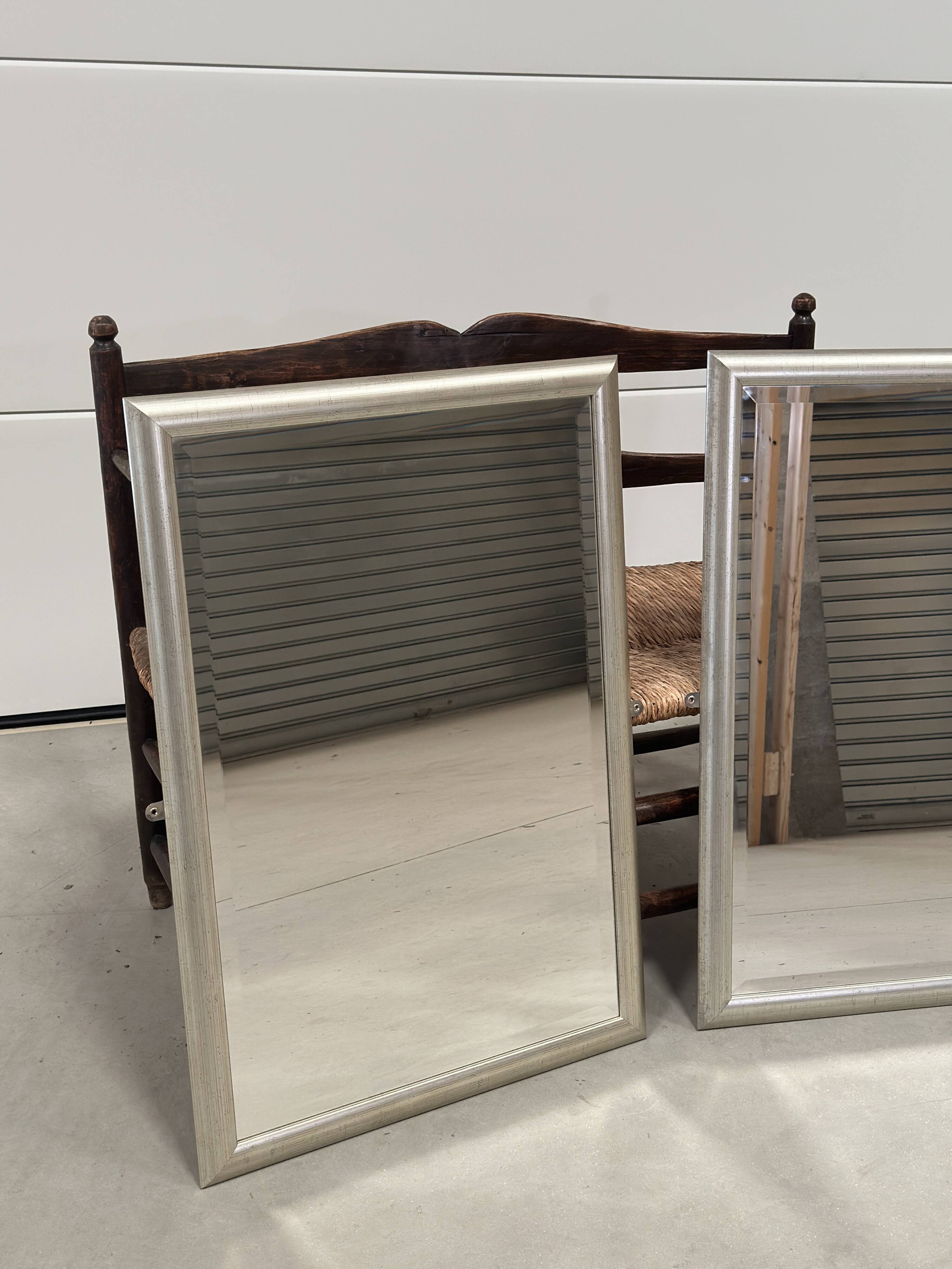 Deux Miroirs biseautés avec encadrement en finition effet or blanc vieilli