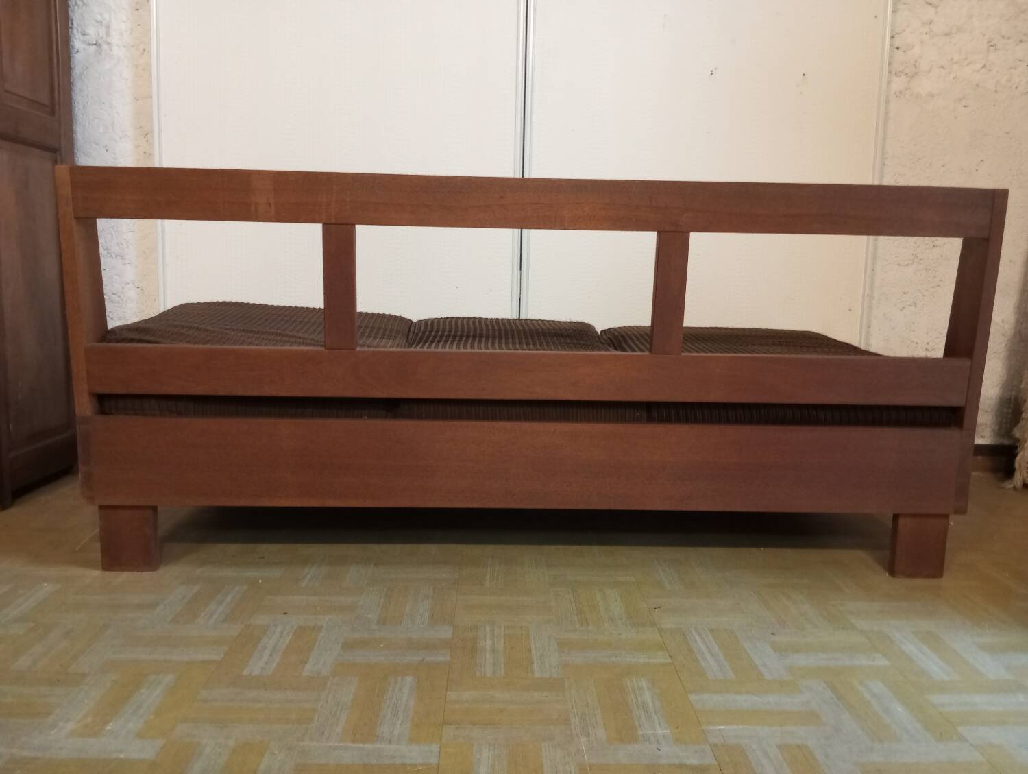 Vintage three-seater canapé in wood and velvet