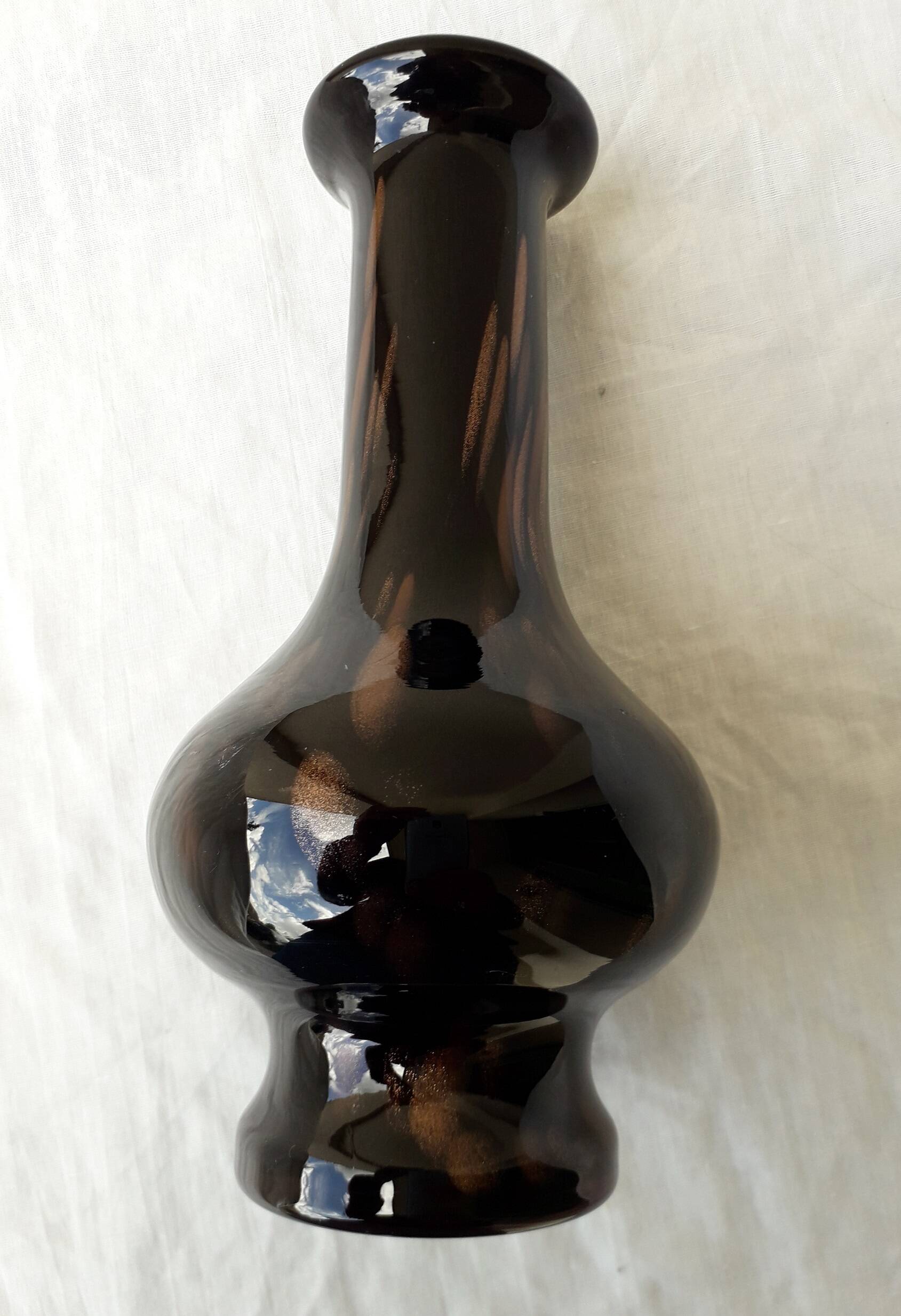 Vase en verre moucheté