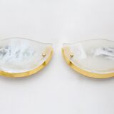 Paire d’appliques ‘demi-lune’ en laiton et verre