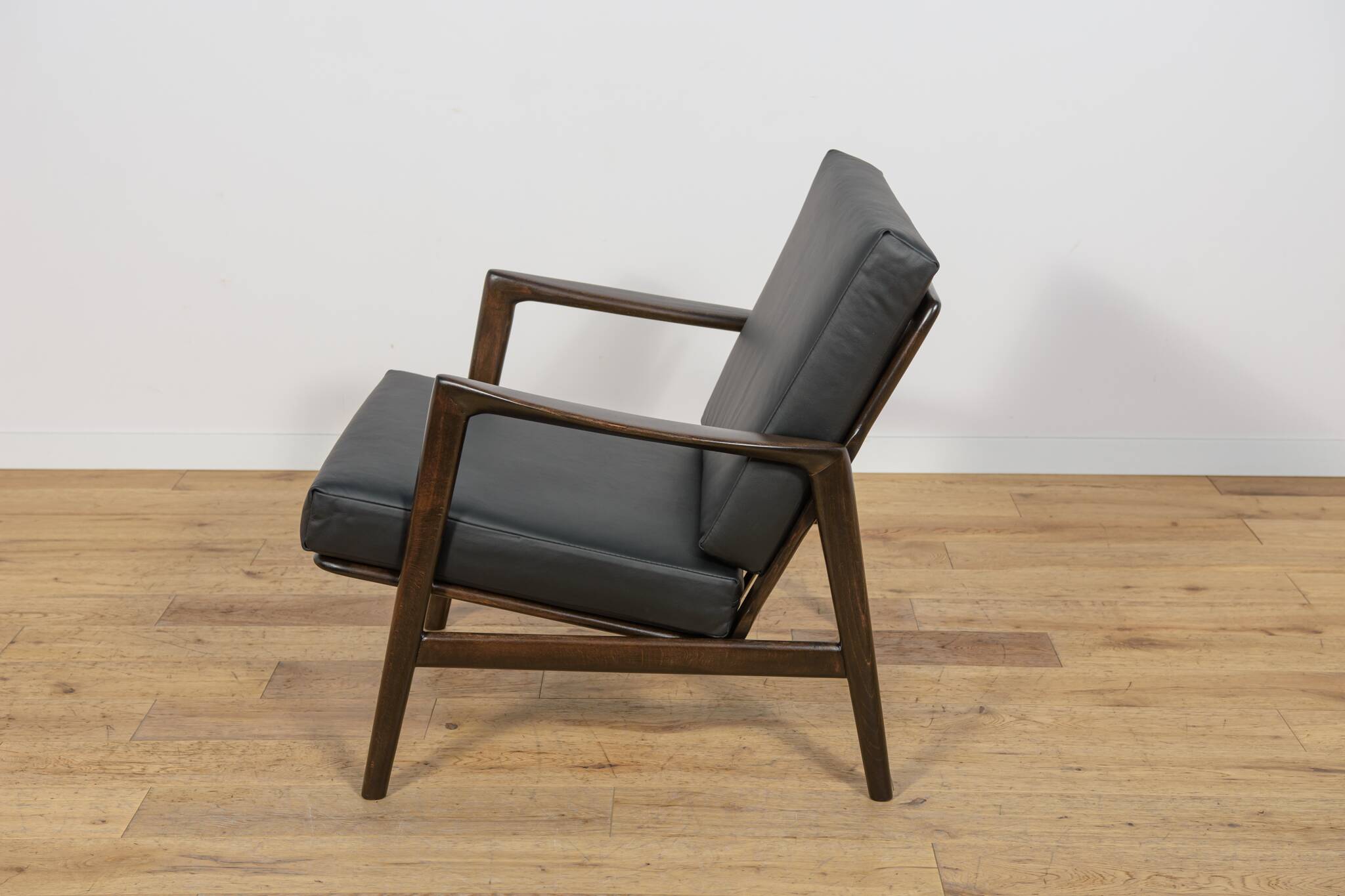 Model 300-139 Armchair from Swarzędz Furniture Factory, Poland, 1960s