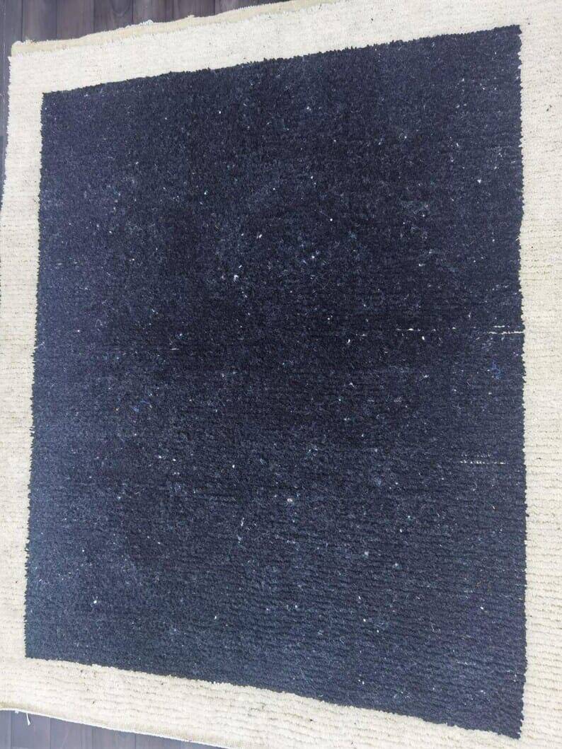 Tapis en laine noire