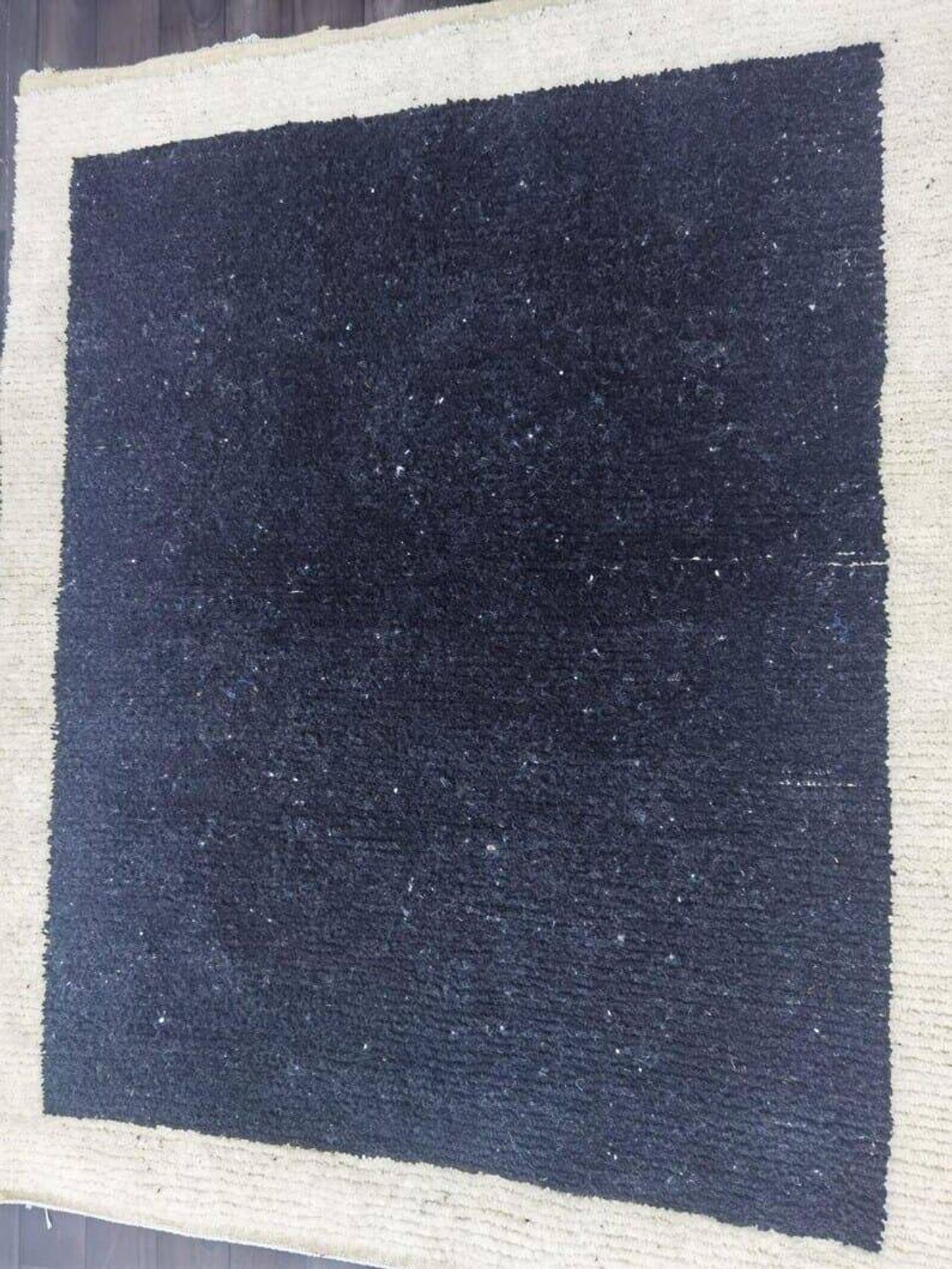 Tapis en laine noire