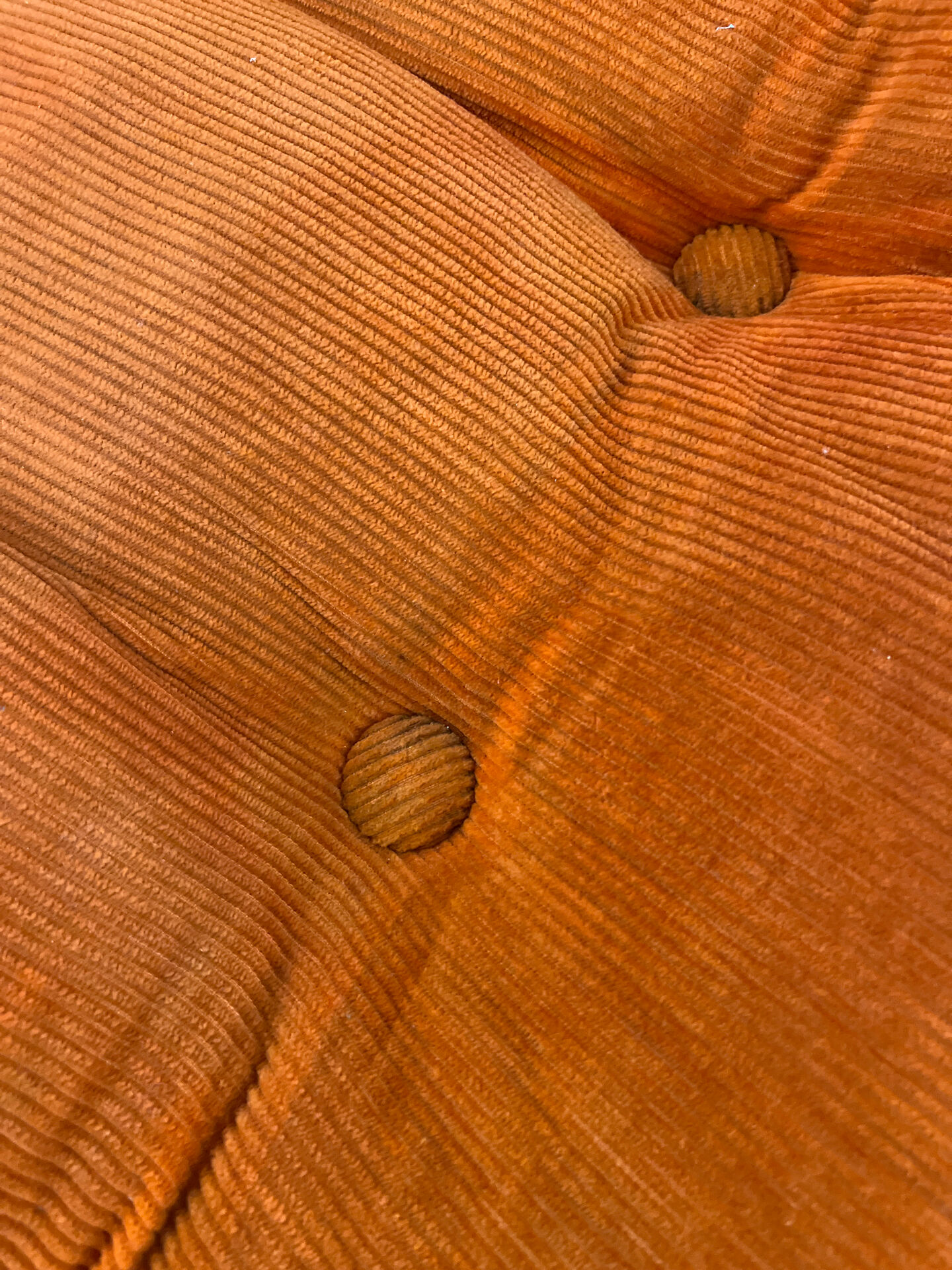 2 fauteuils en velours orange Vintage année 1974