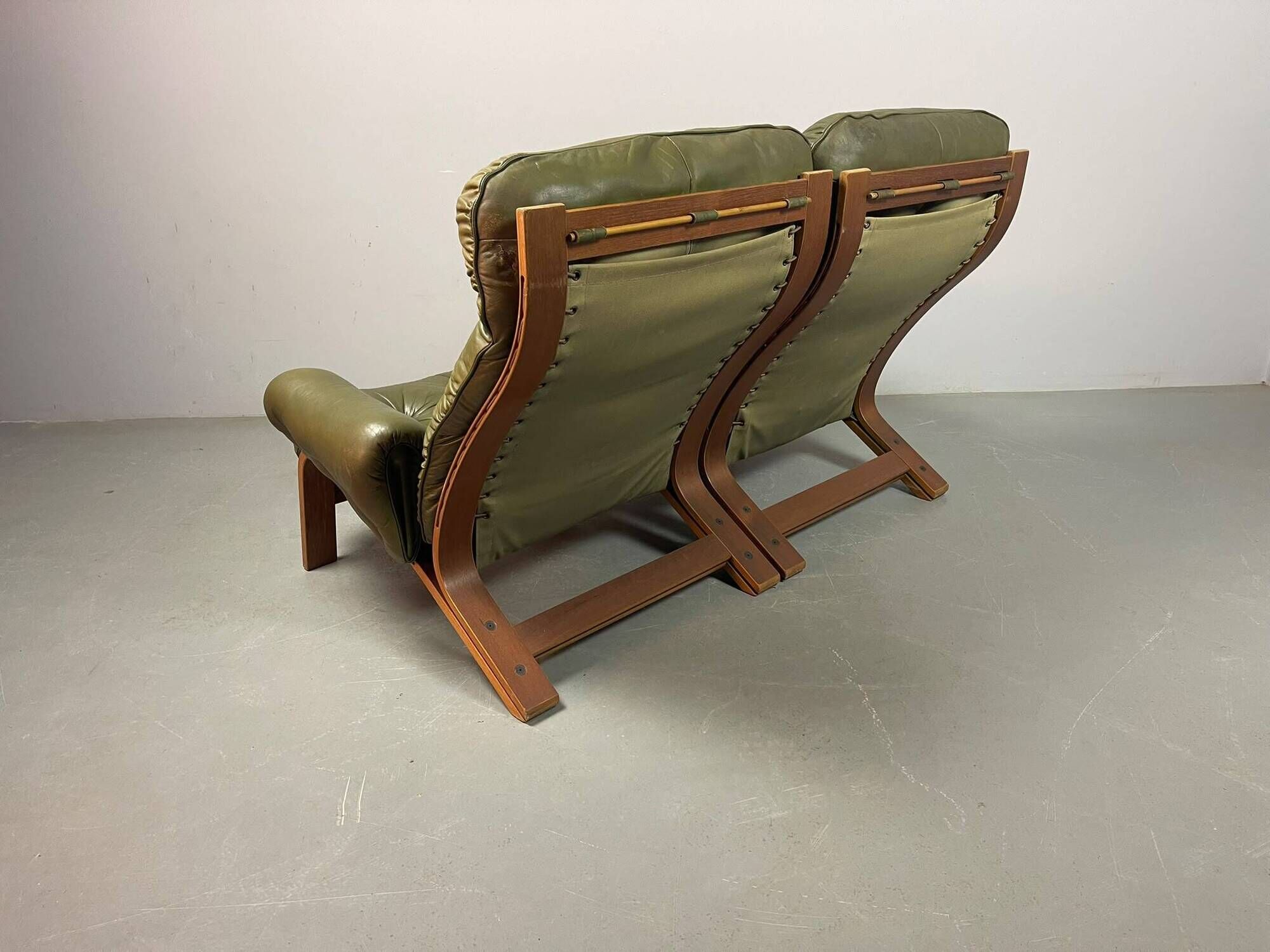 Supercomfy Scandinavian Rybo Rykken Olivegreen Leather 2-Seater Ry-Wing