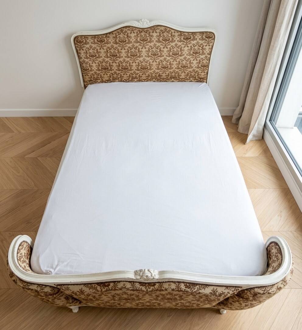 Double bed Louis XV in wood and floral fabric