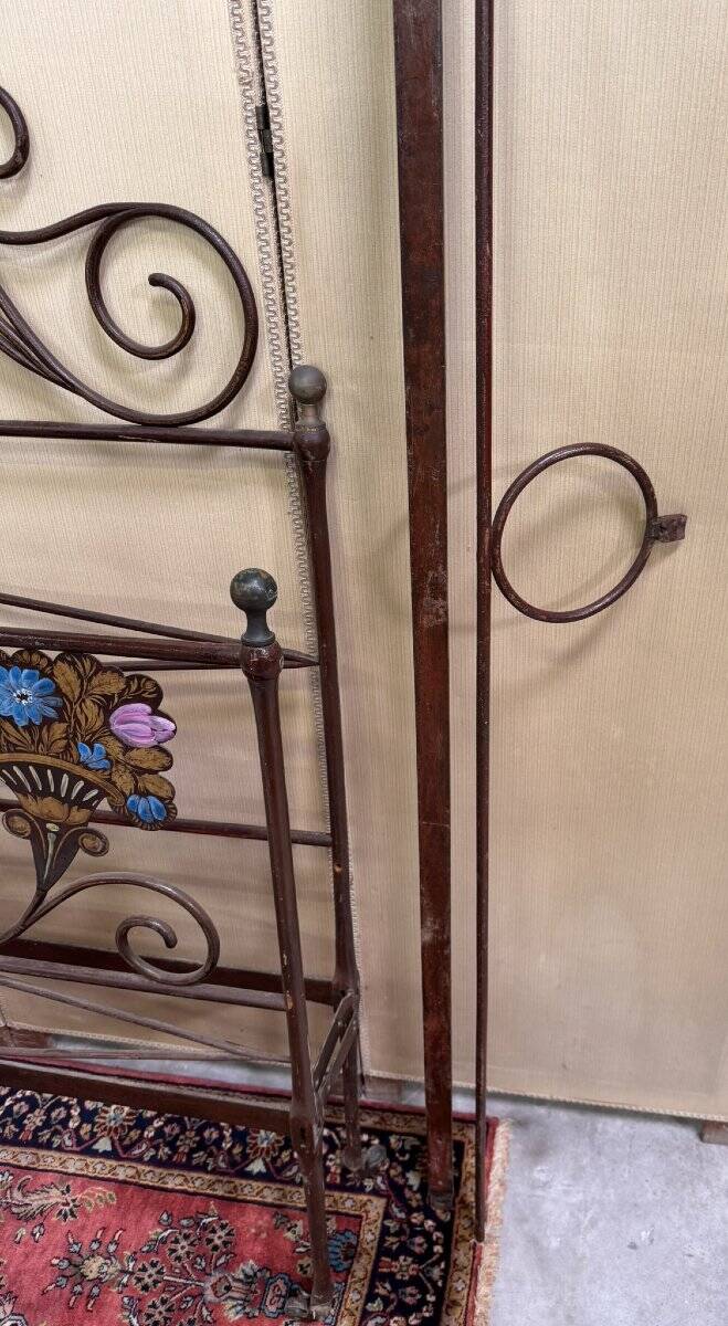Venetian bed in iron and cast iron from the Art Nouveau period with polychrome decorations