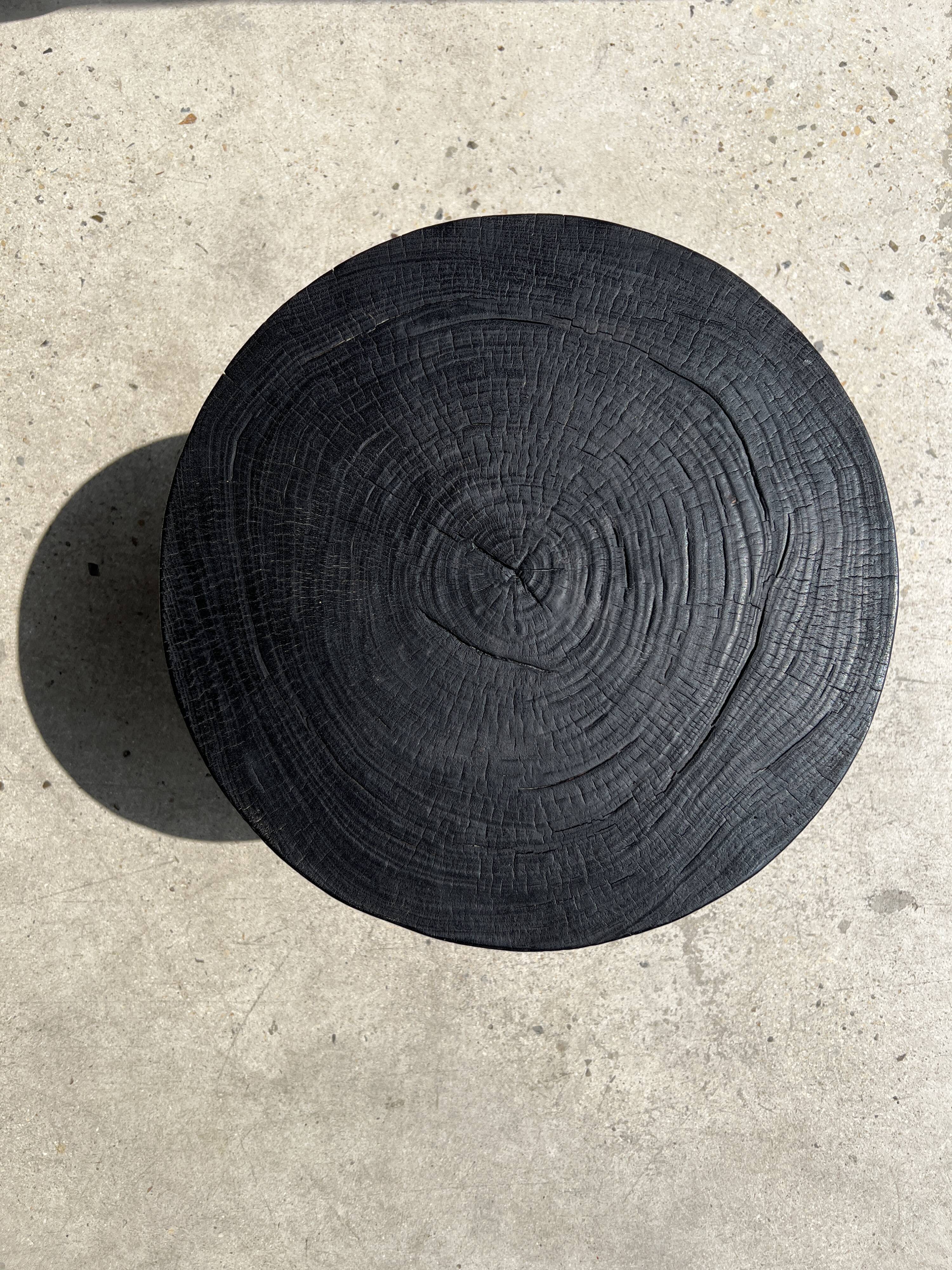 Black mango wood tripod side table with a semi-spherical top, height: 45 cm, diameter: 44 cm.