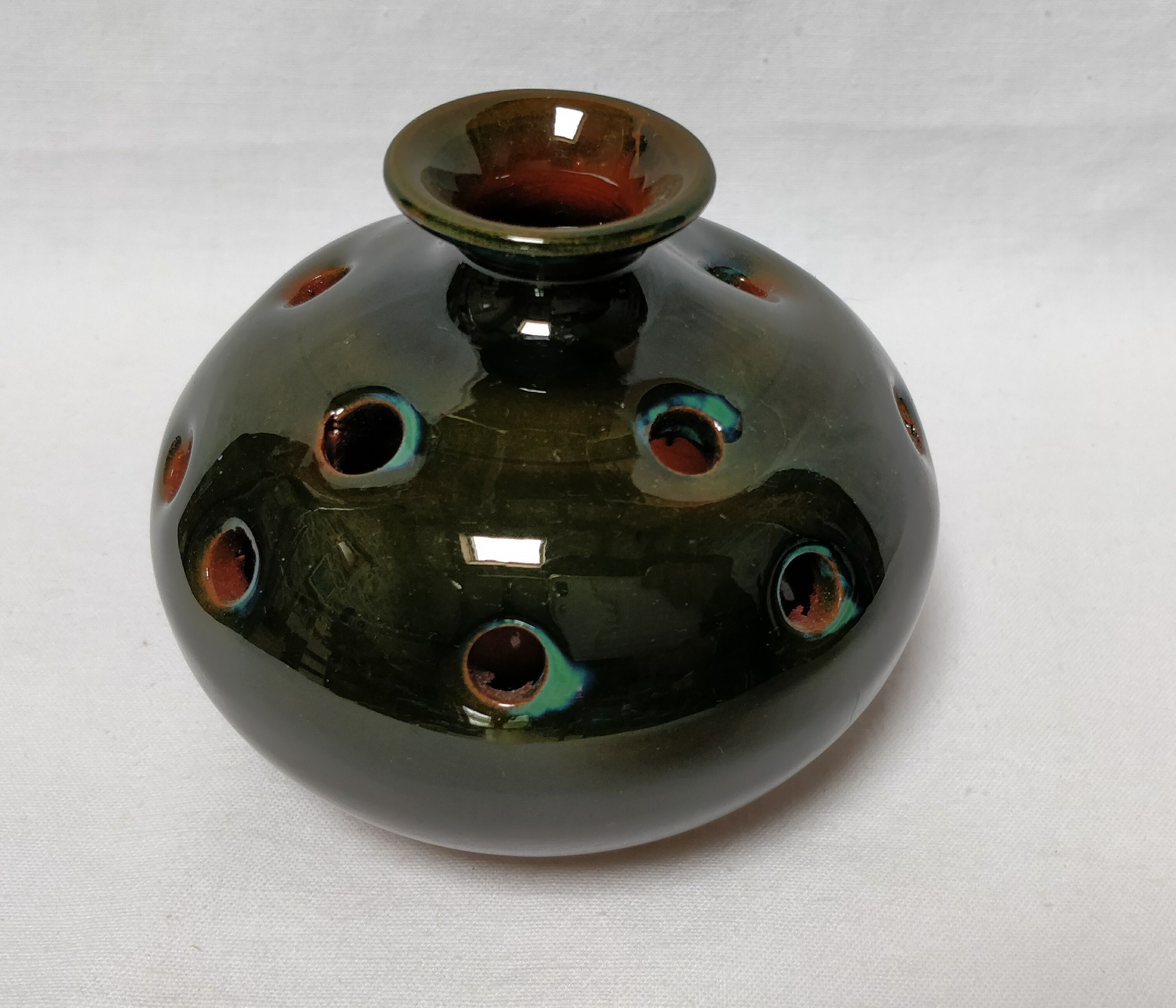 Vase rond pique fleurs en céramique verte