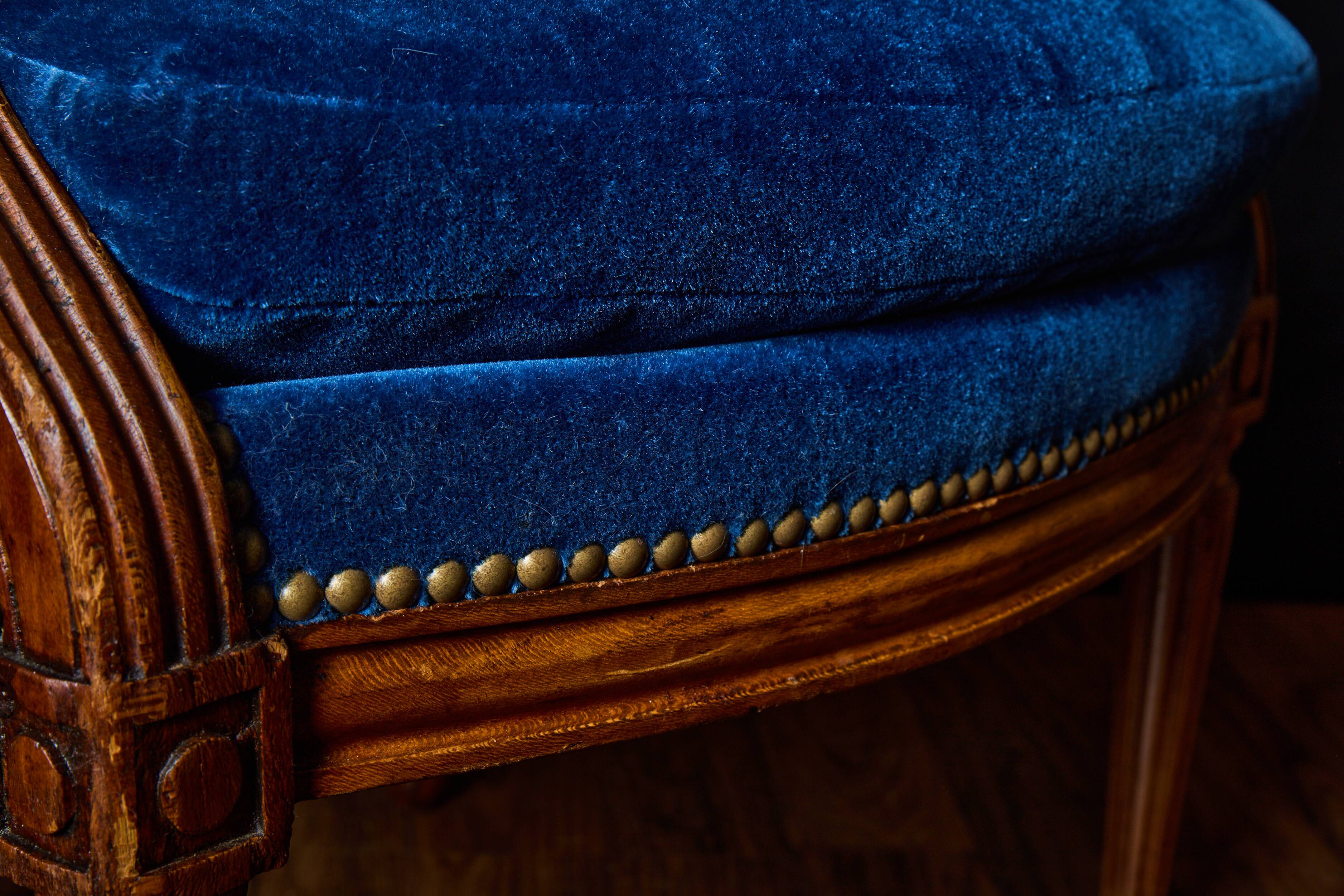 Paire de fauteuils de style Louis XVI rénovés en velours bleu