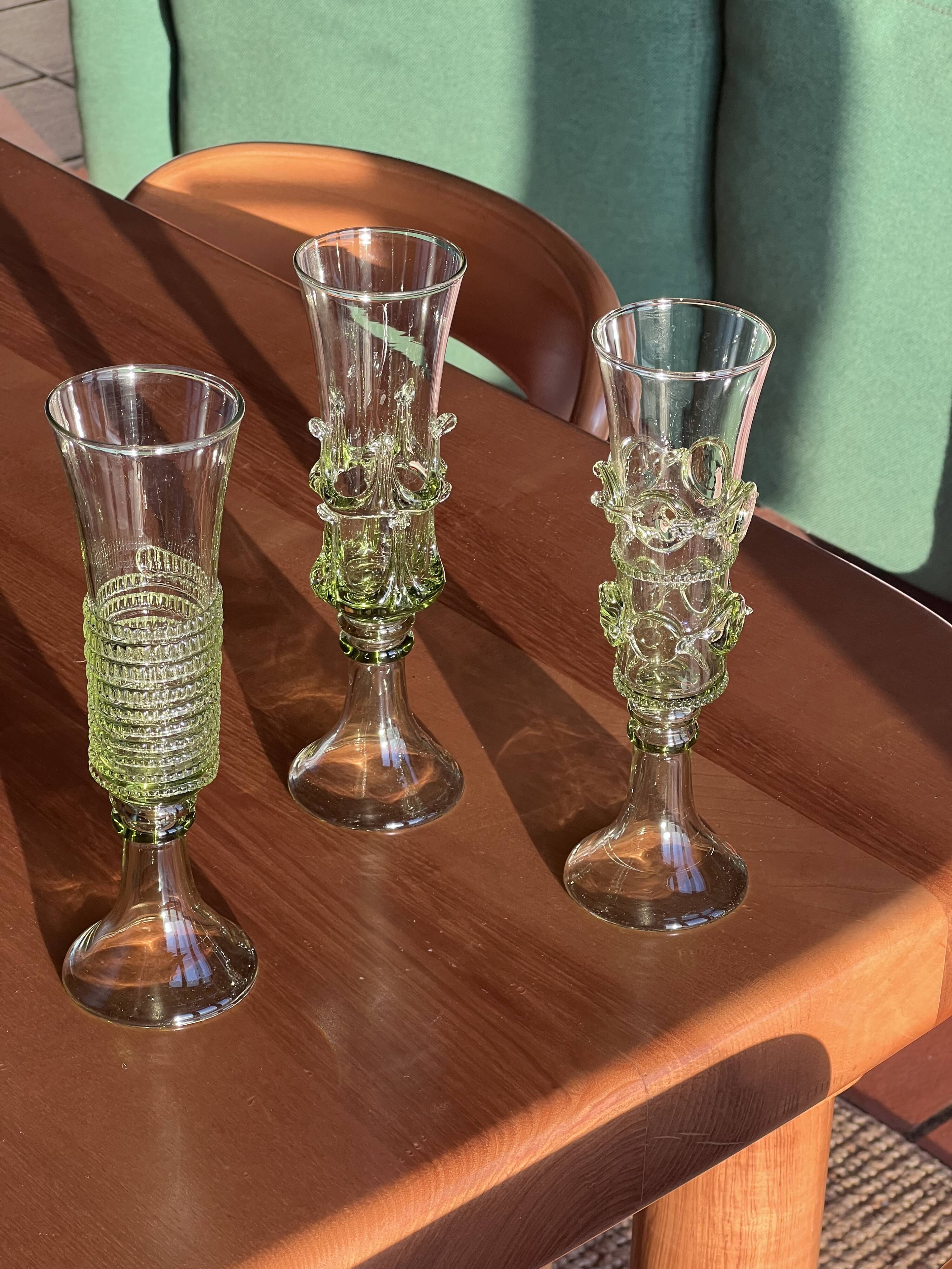 Pair of green glass champagne flutes - spiral