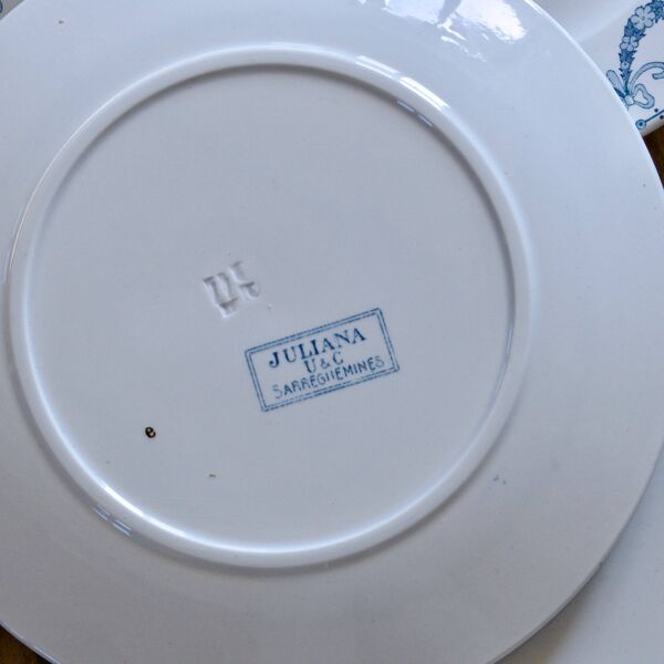 9 assiettes à dessert terre de fer signées Sarreguemines Juliana