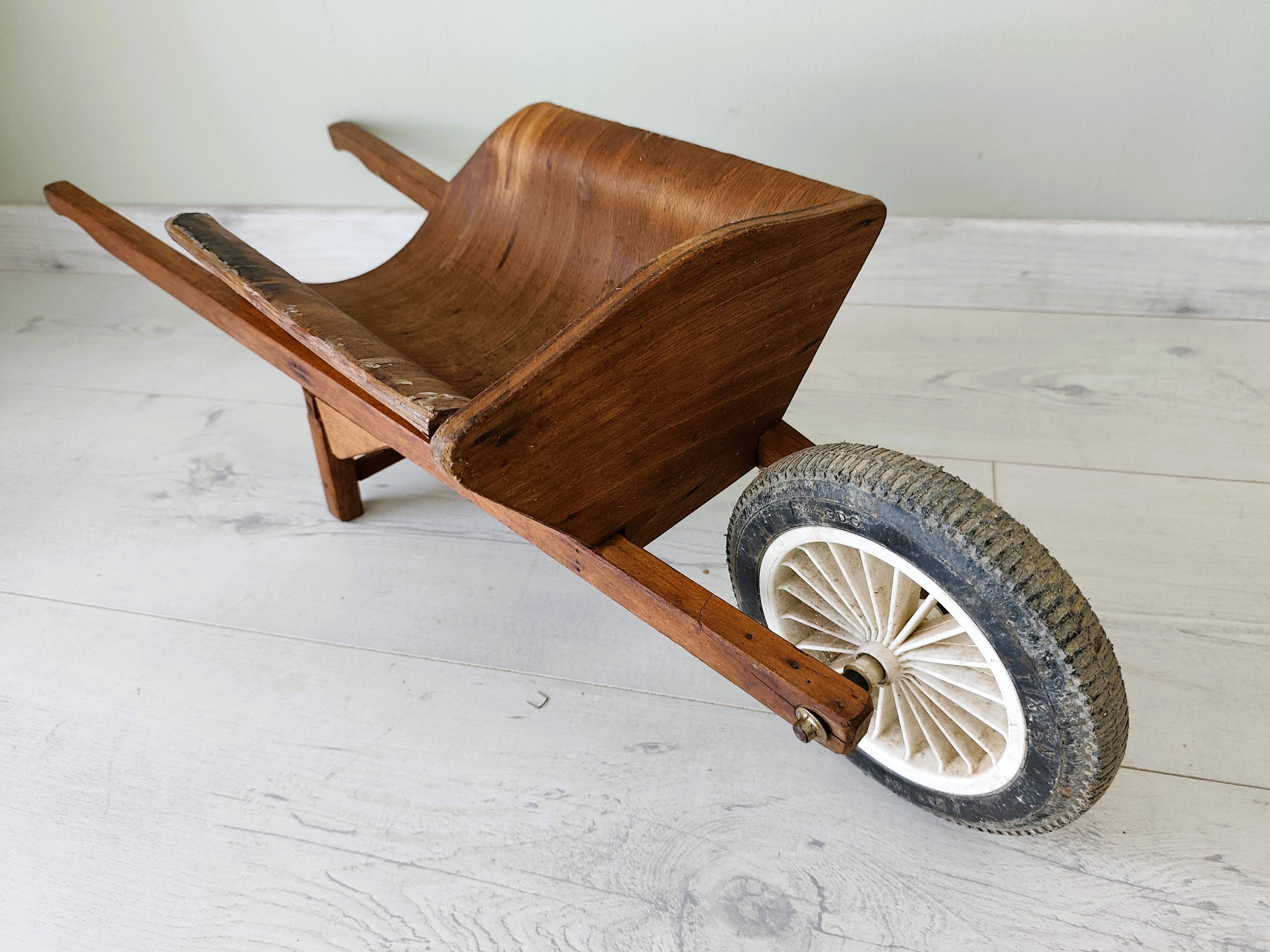 Ancienne brouette d'enfant jouet en bois