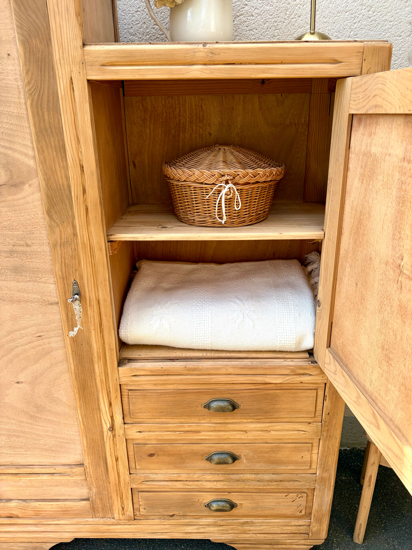 Asymmetrical wardrobe in raw wood