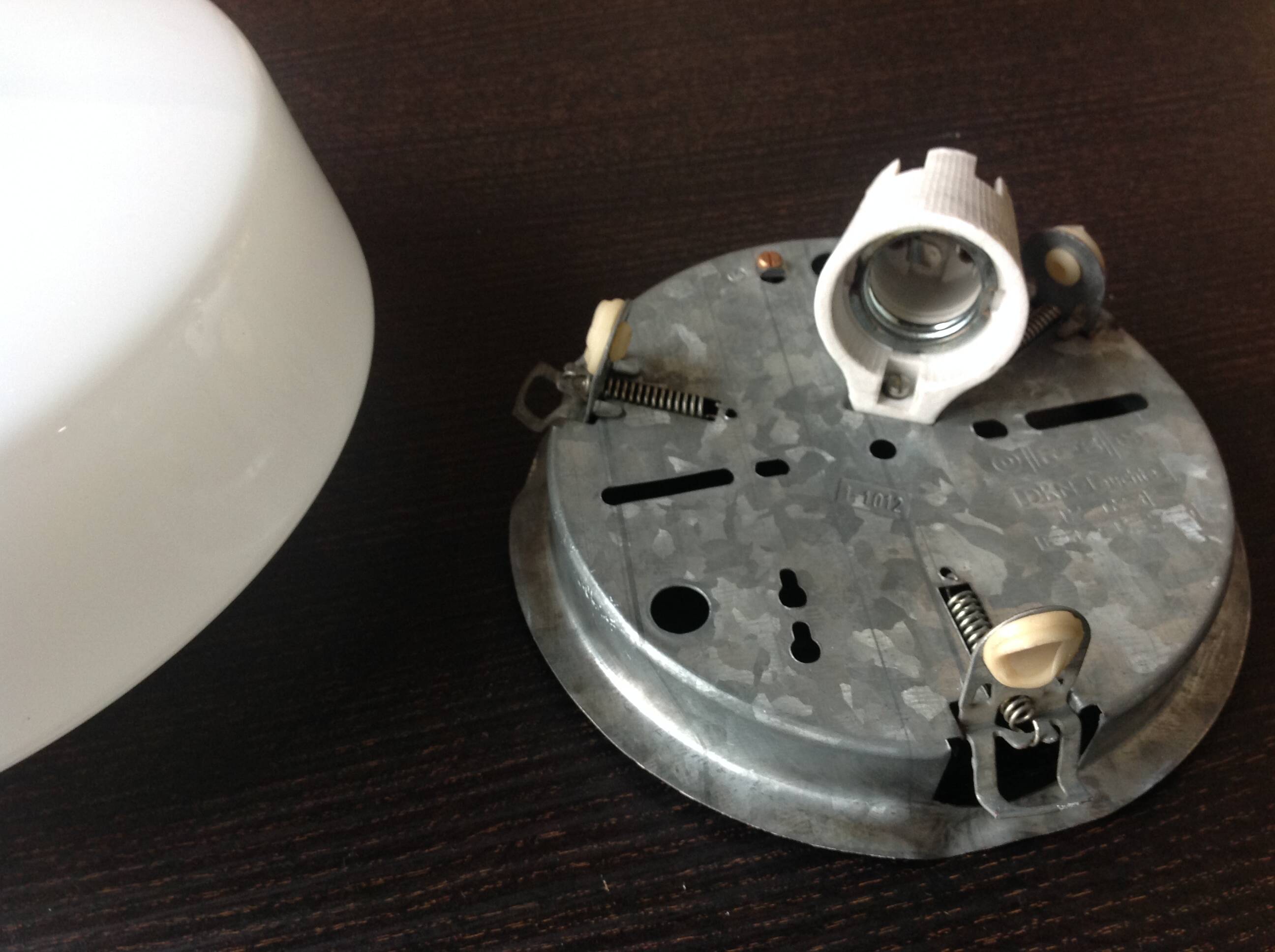 Round ceiling light in white opaline vintage 60s-70s