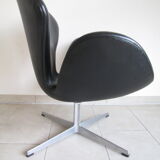 Swan armchairs in black leather by Arne Jacobsen for Fritz Hansen