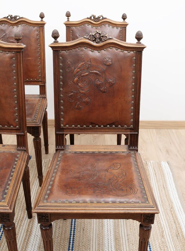 Lot de 4 chaises de style Louis XVI en bois sculpté et cuir gaufré.