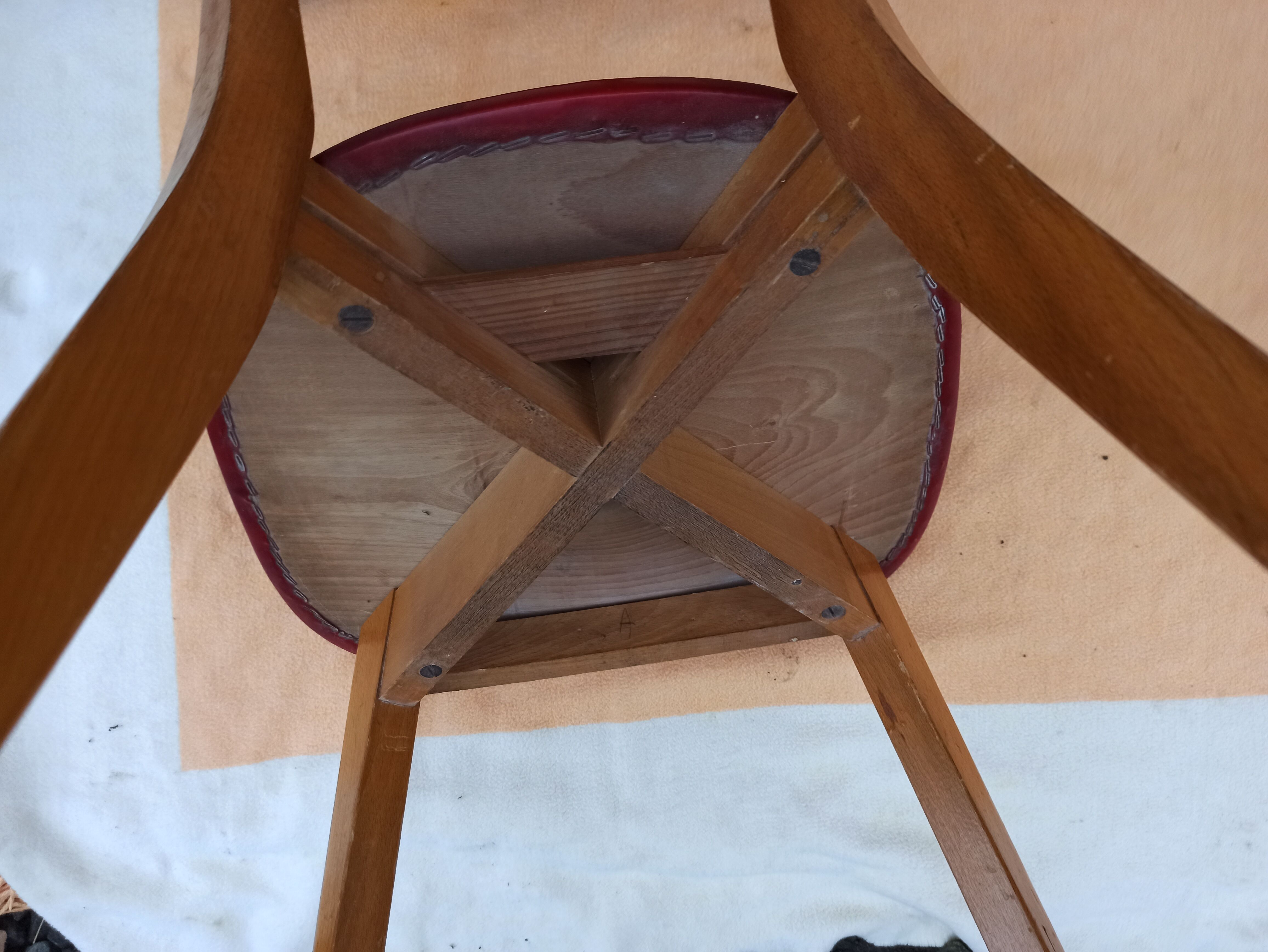 Set of 4 chairs in red skaï kitchen wood chair