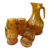 Série de verres et carafe en verre ambré vintage