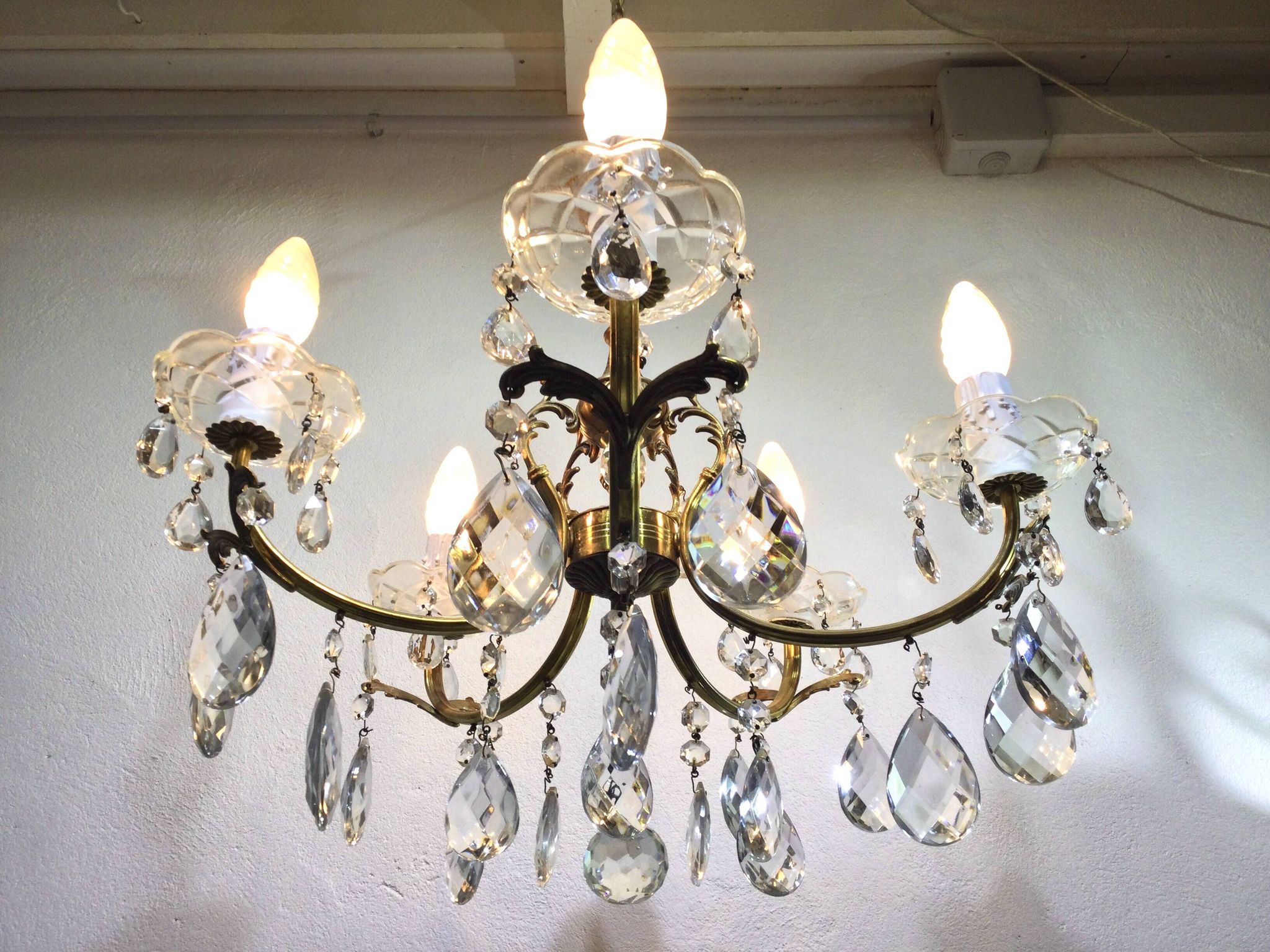 5-light chandelier in brass and tassels