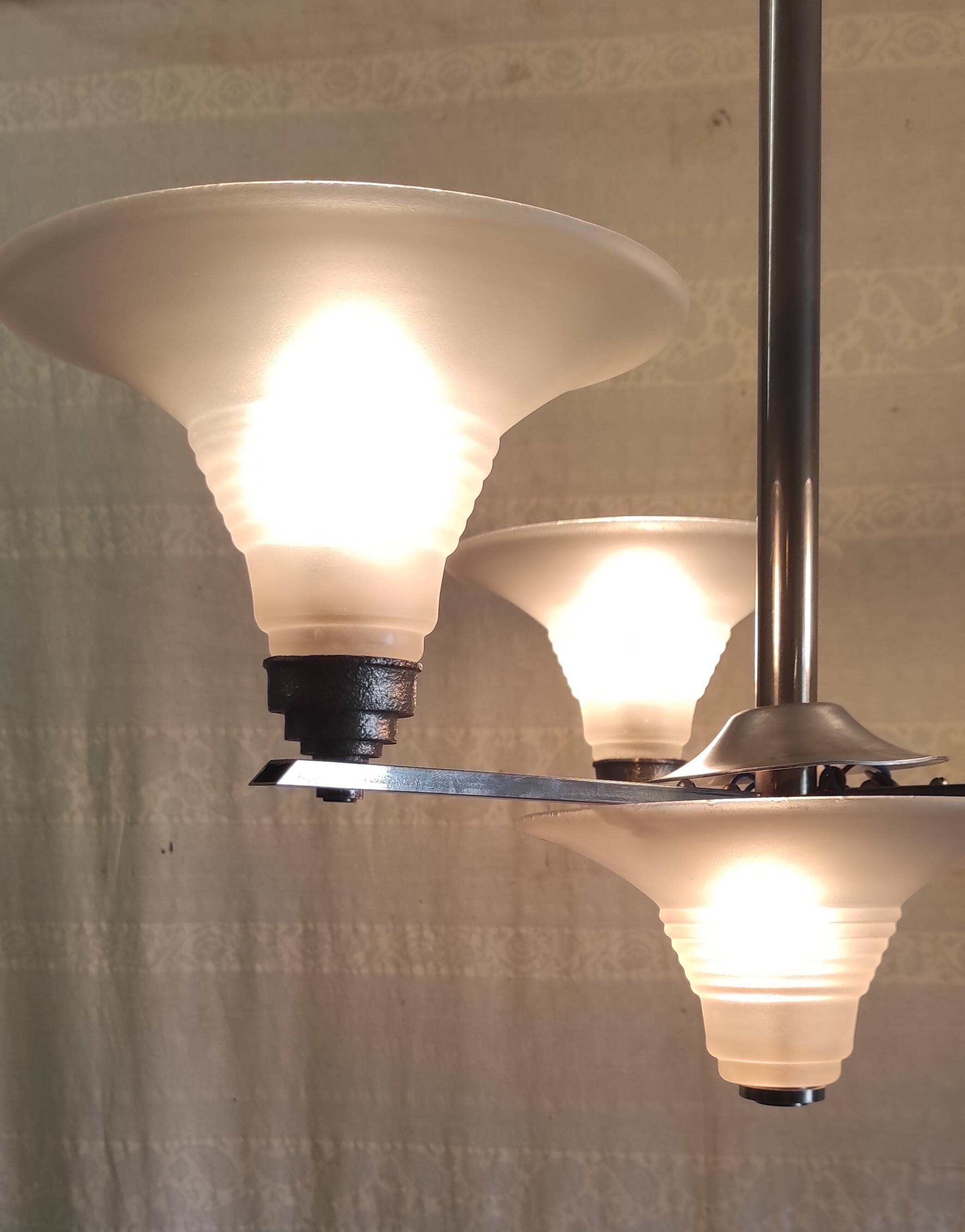 Art Deco chandelier with 4 lights in metal and glass - 1930s/40s