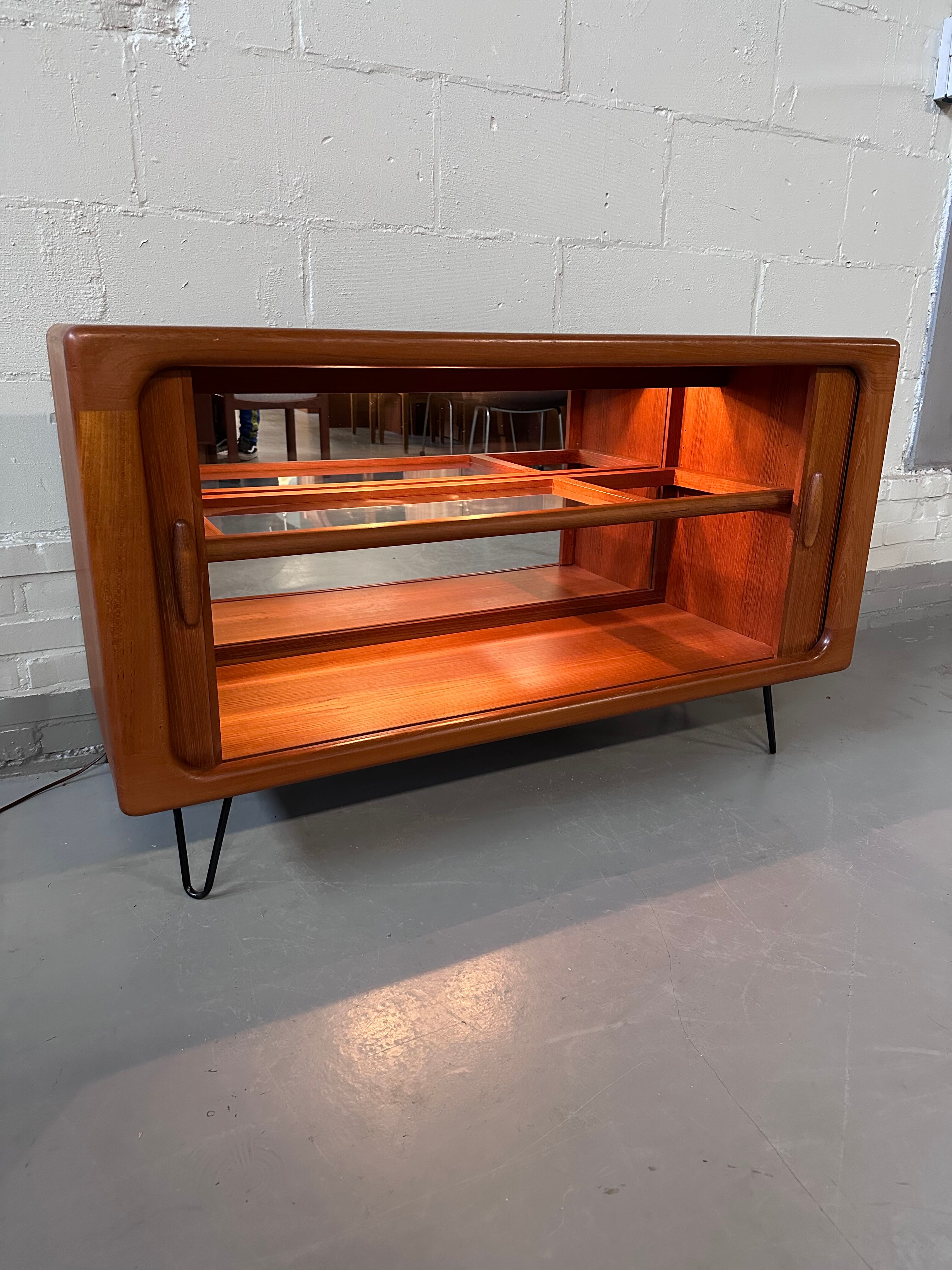 Dyrlund barcloset hairpin cabinet