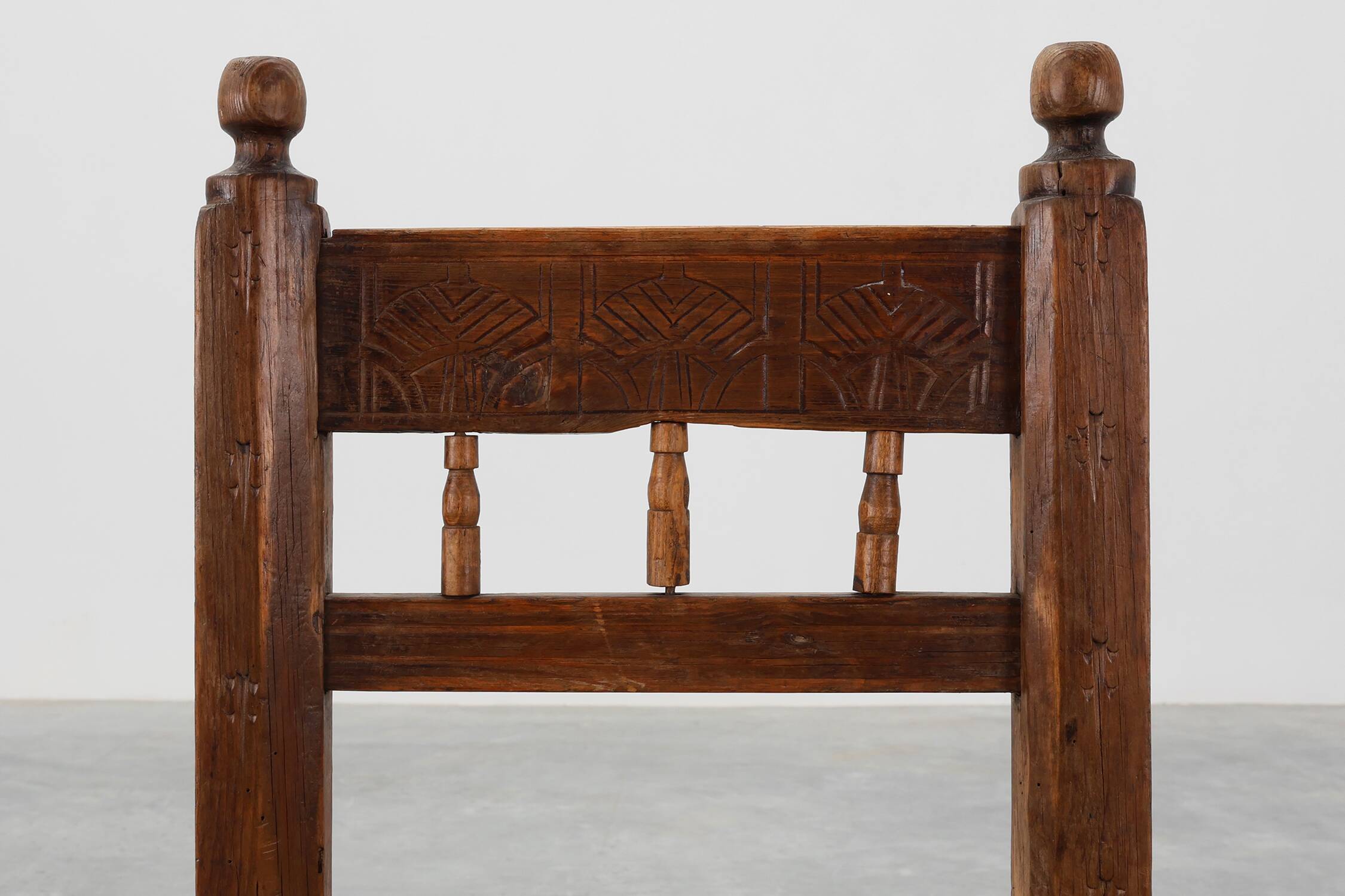 Chaise d'appoint espagnole en chêne sculpté et assise en velours, XIXe siècle