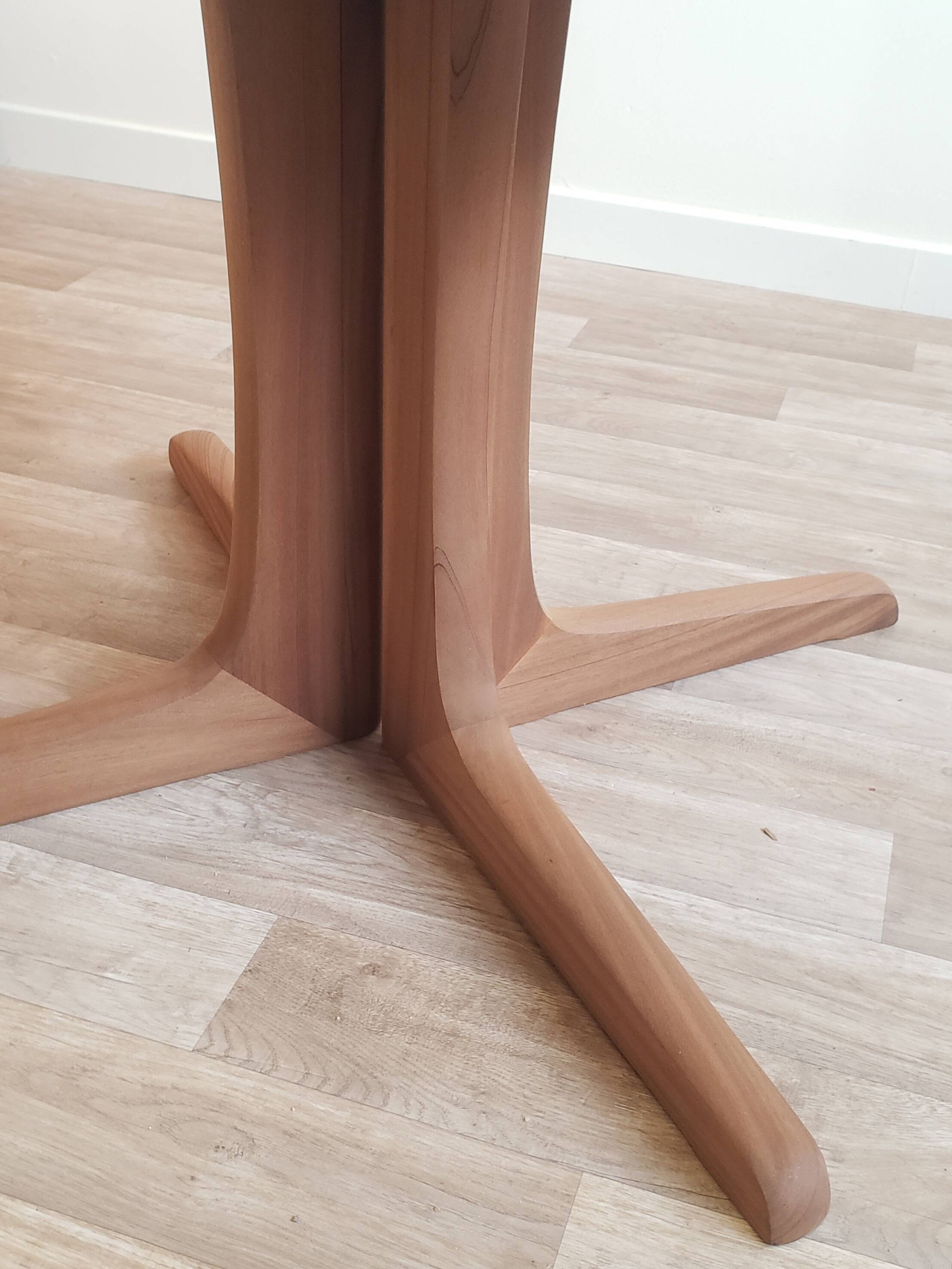 Baumann extendable round table