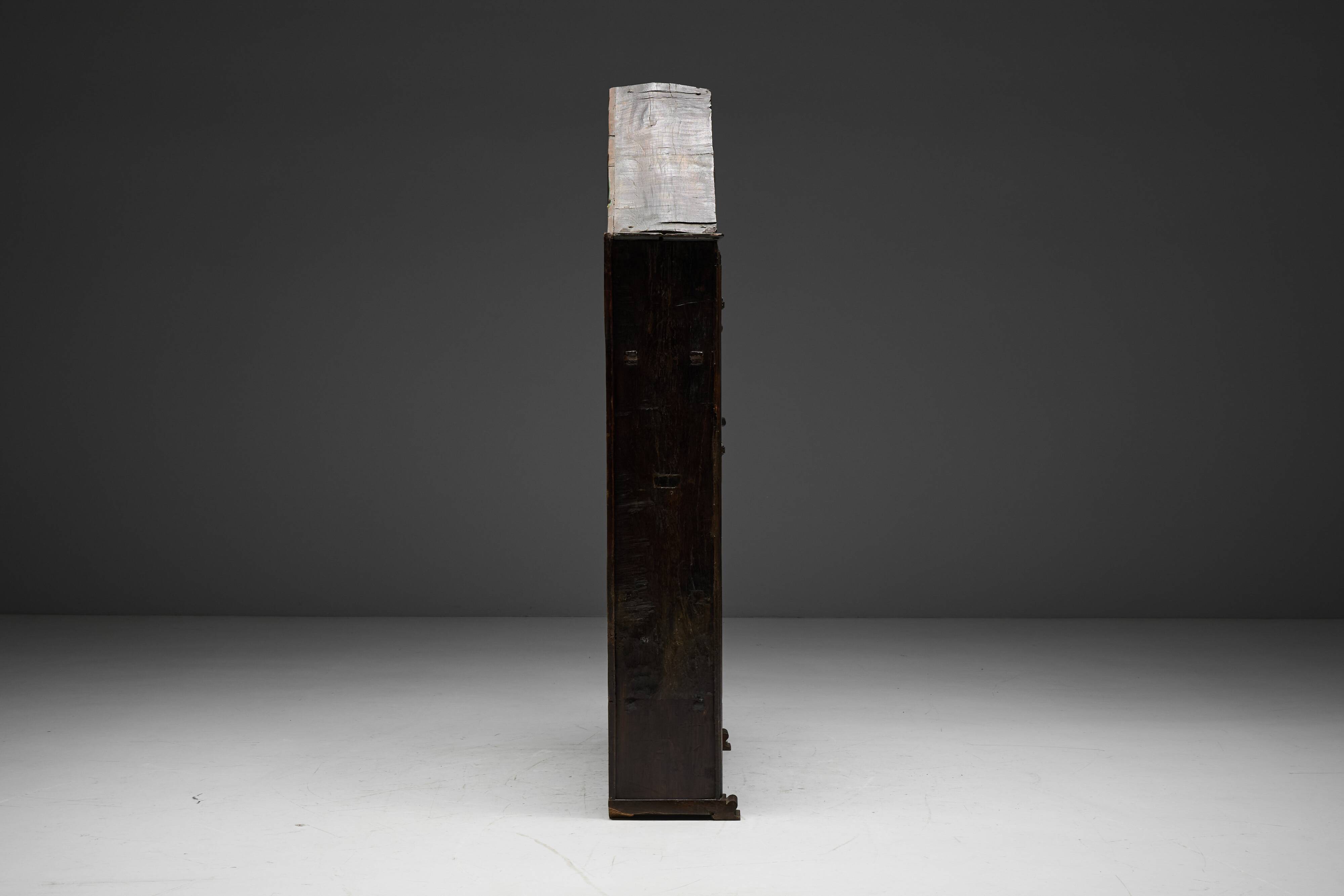 Armoire vernaculaire d'art populaire, France, XIXe siècle