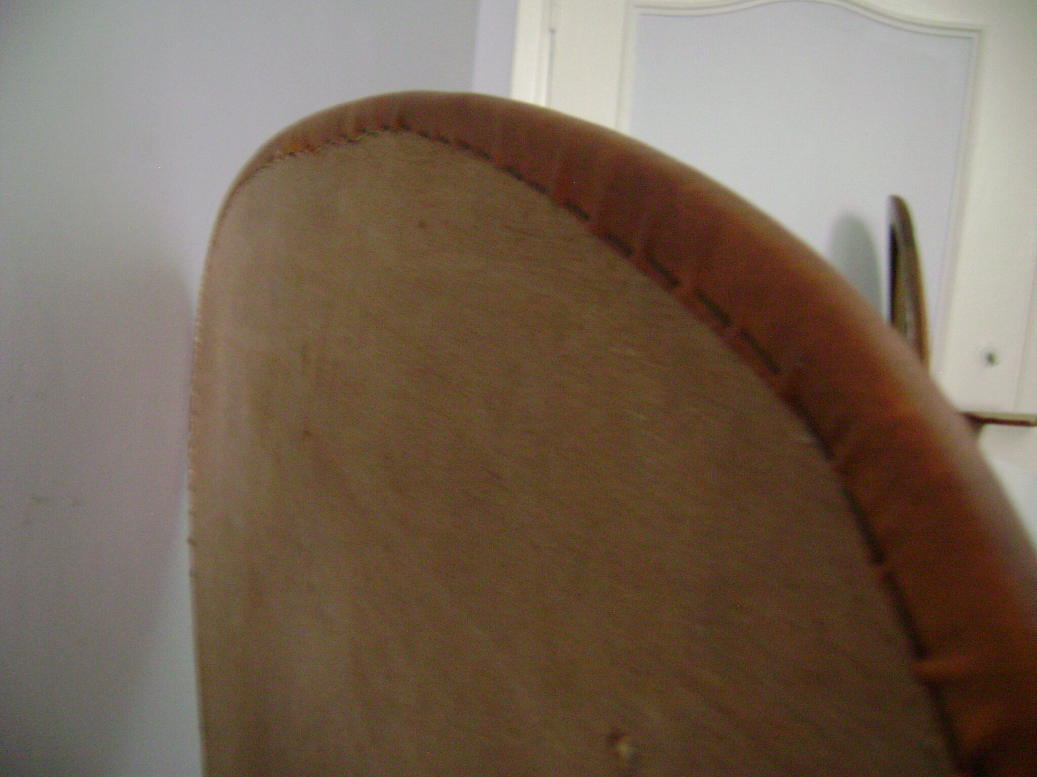 White lasked wood console and 1980s skai background