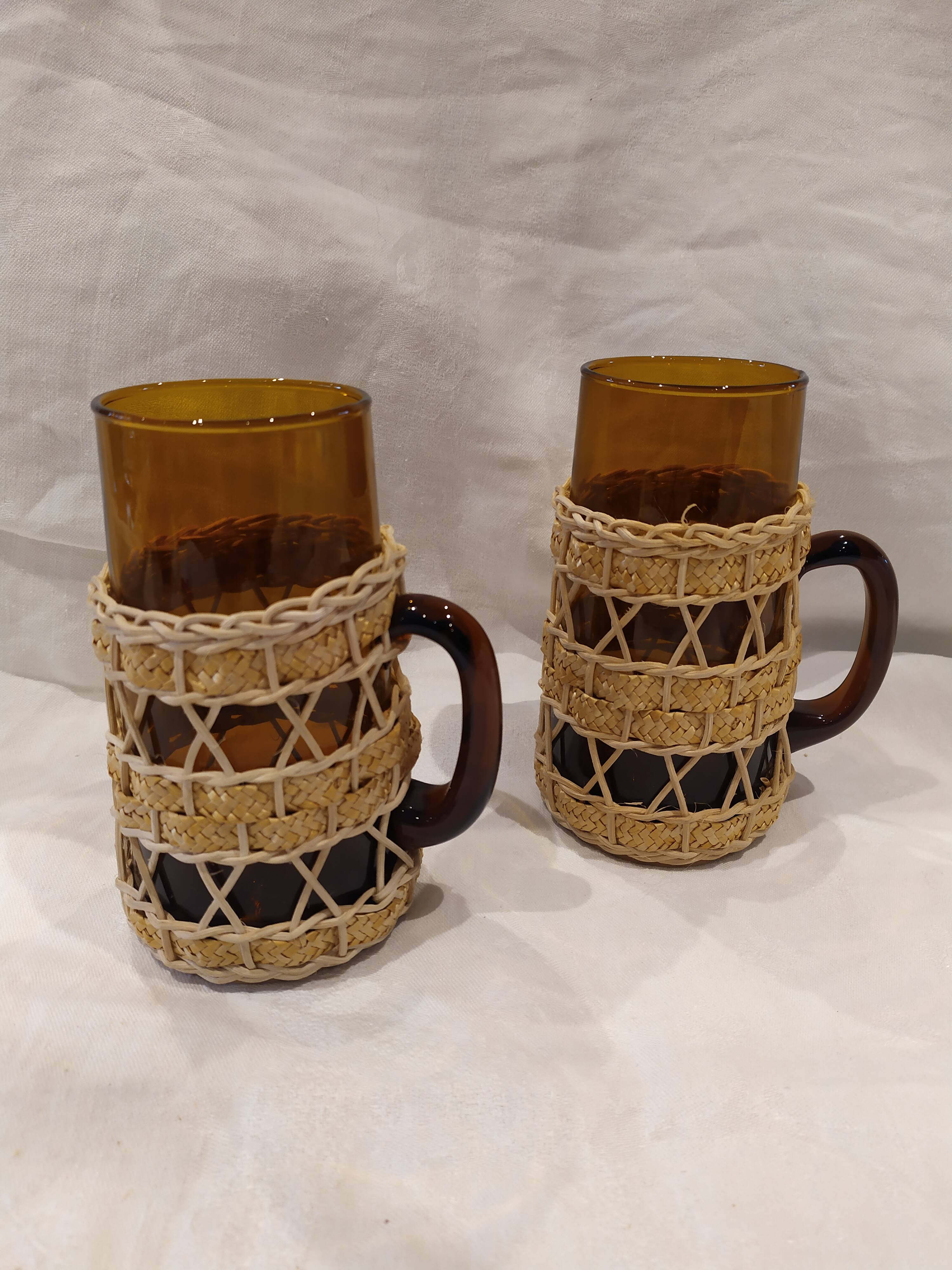 Chopes vintage en verre ambré et osier
