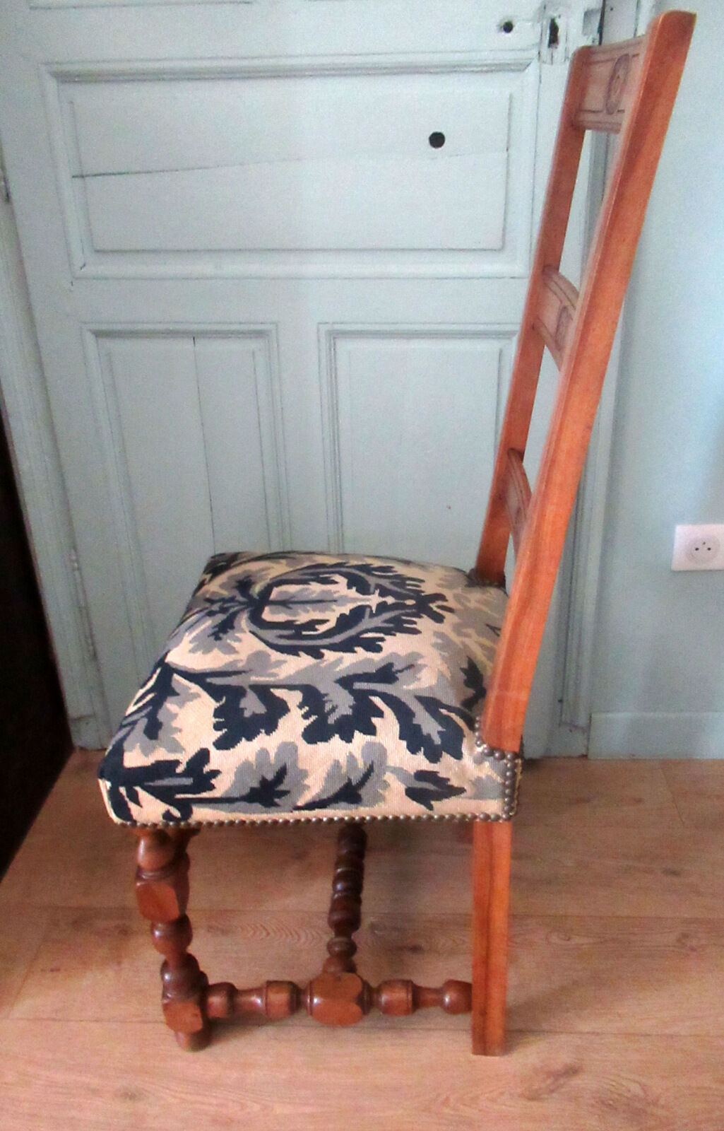 Series of 6 Louis XIII style chairs, in walnut